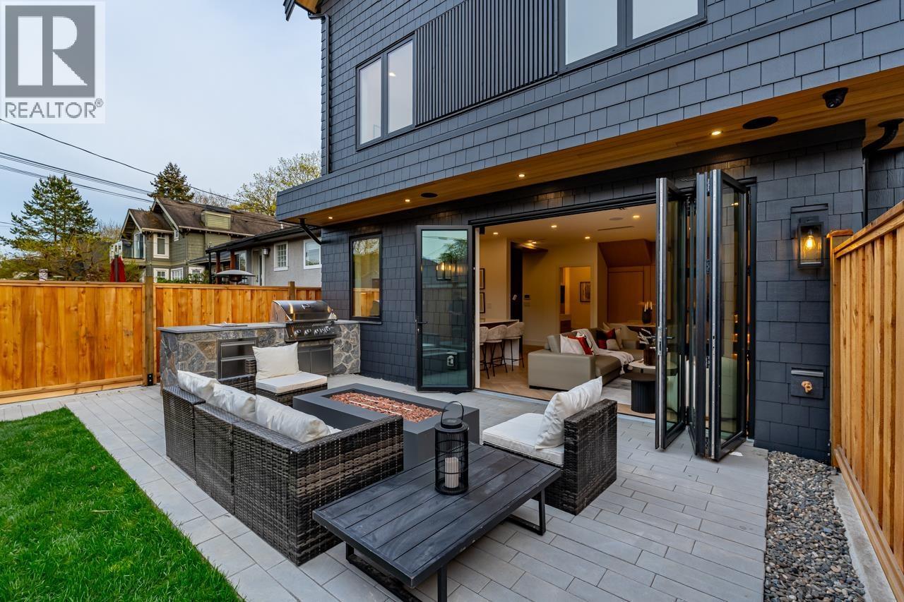 2 3345 W 13TH Avenue, Vancouver
