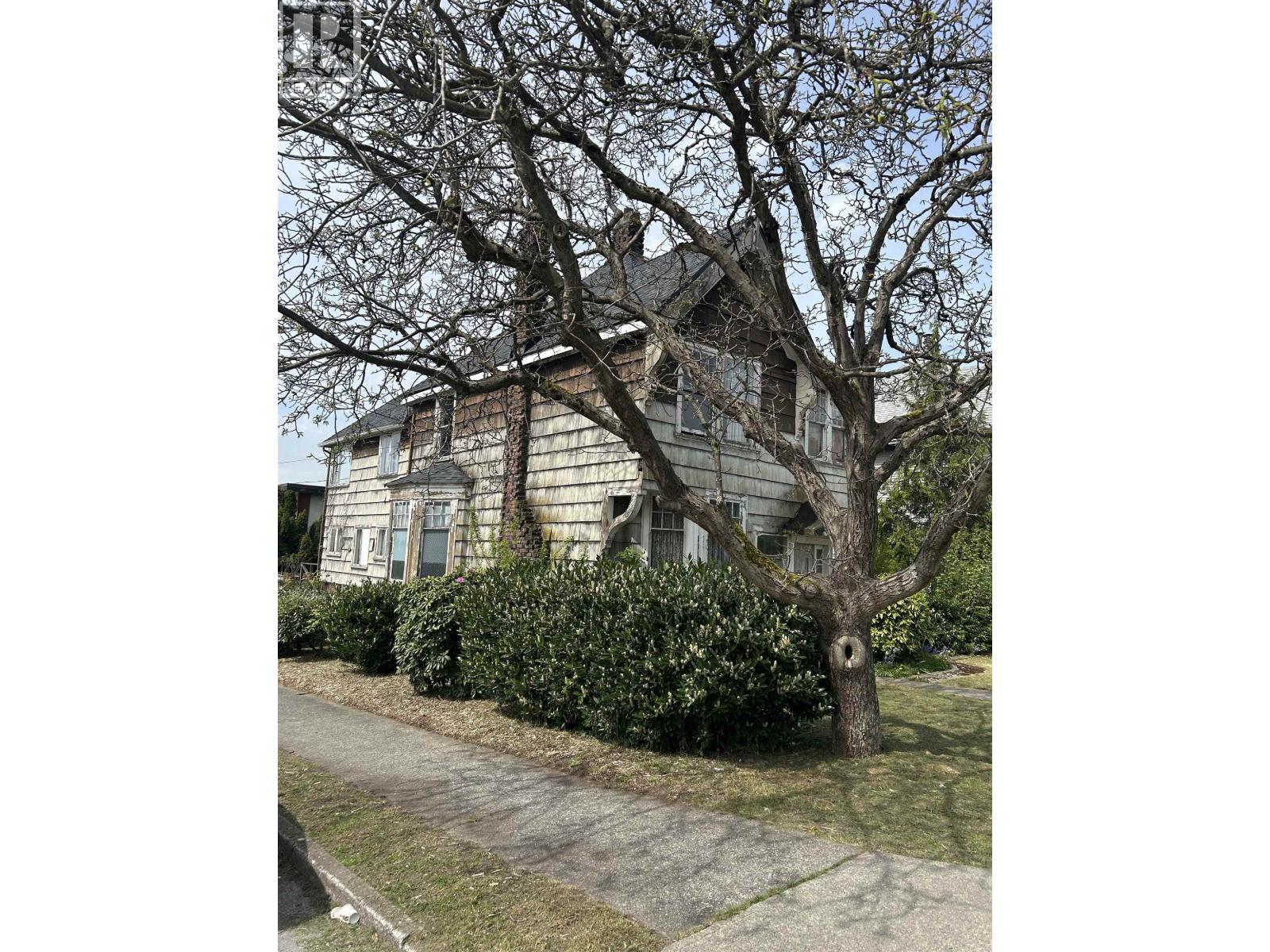 422 Eighth Street, New Westminster