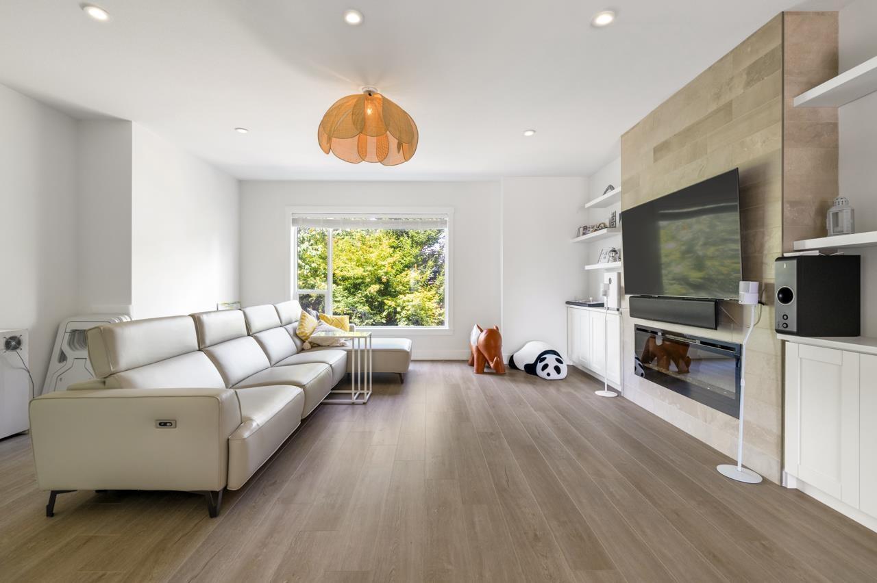 228 2277 Oak Meadows Drive, Surrey