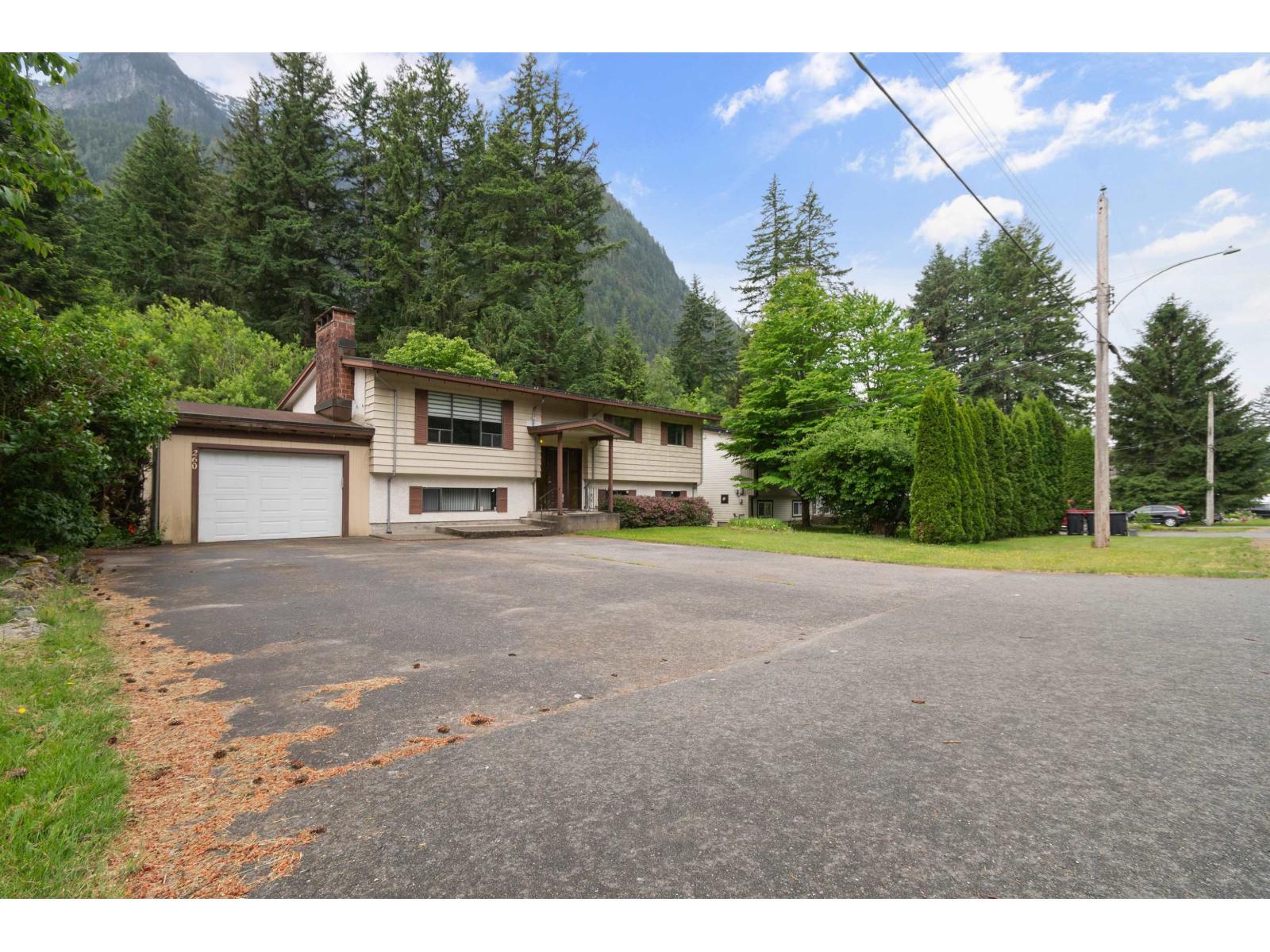 260 Robertson Crescent, Hope