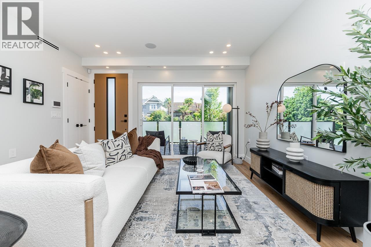 2 676 E 22ND Avenue, Vancouver