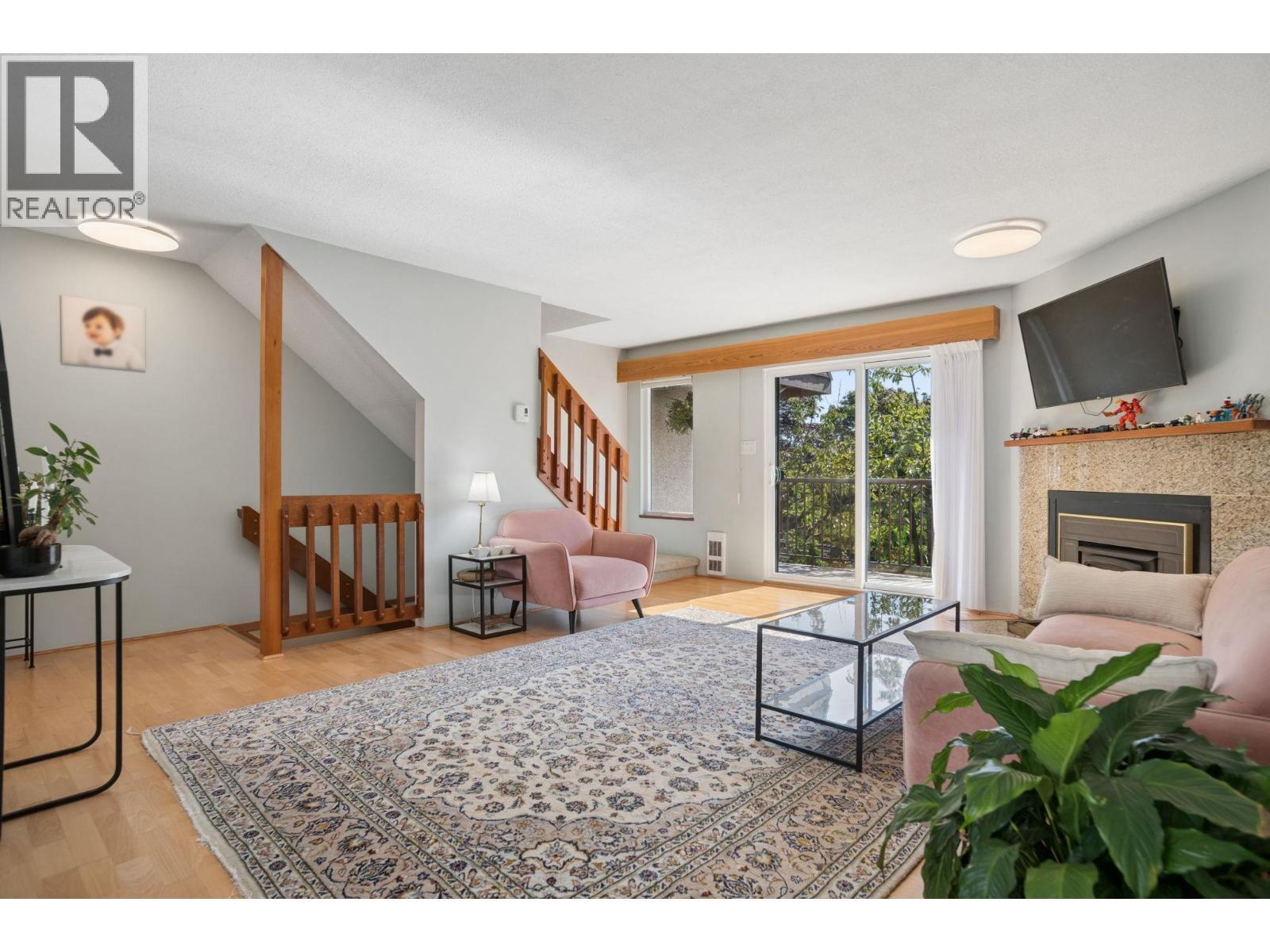 4 220 W 16TH Street, North Vancouver