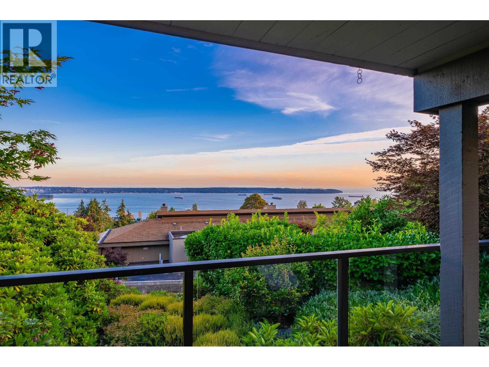 18 2214 Folkstone Way, West Vancouver