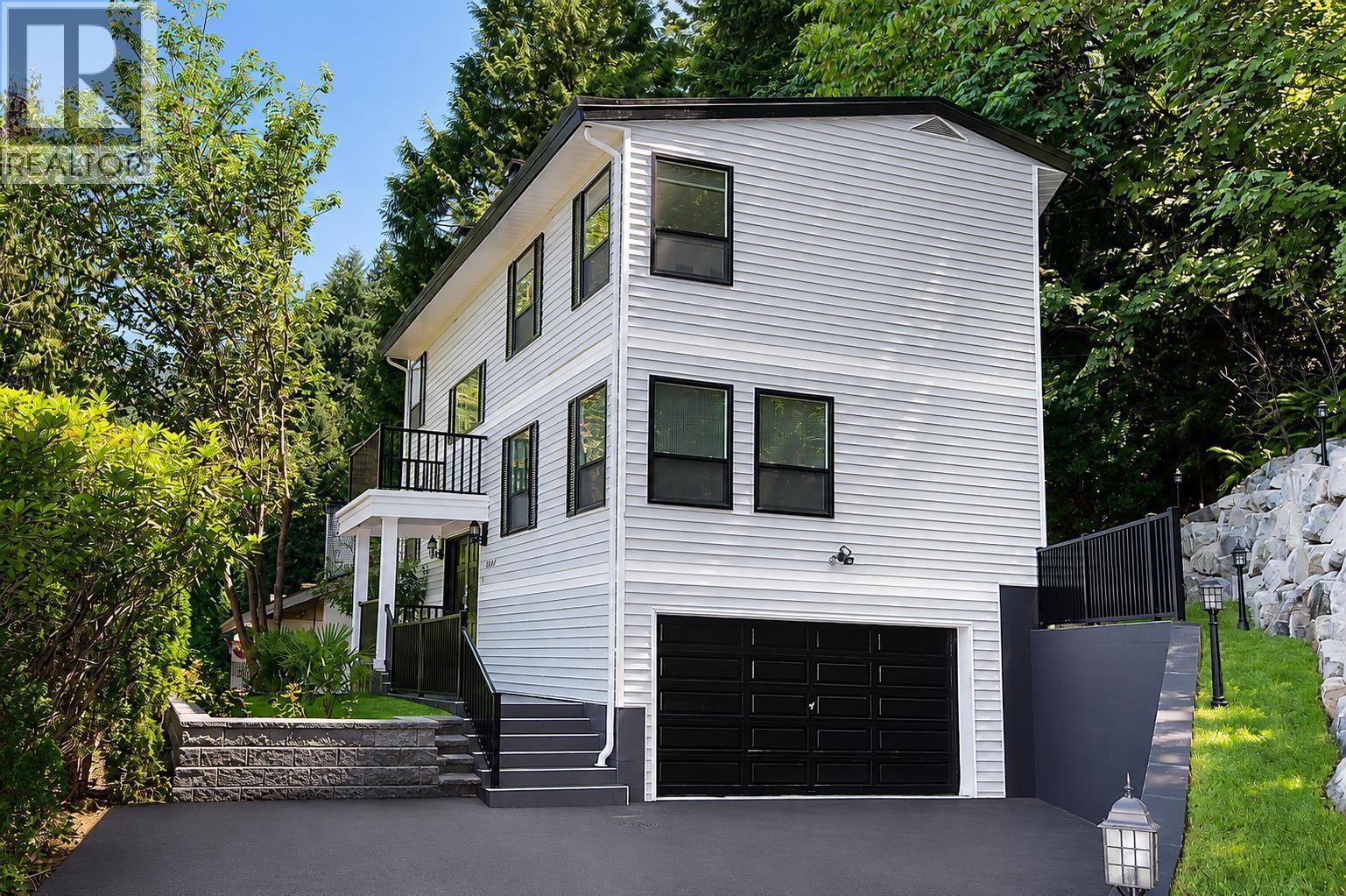 5530 Greenleaf Road, West Vancouver