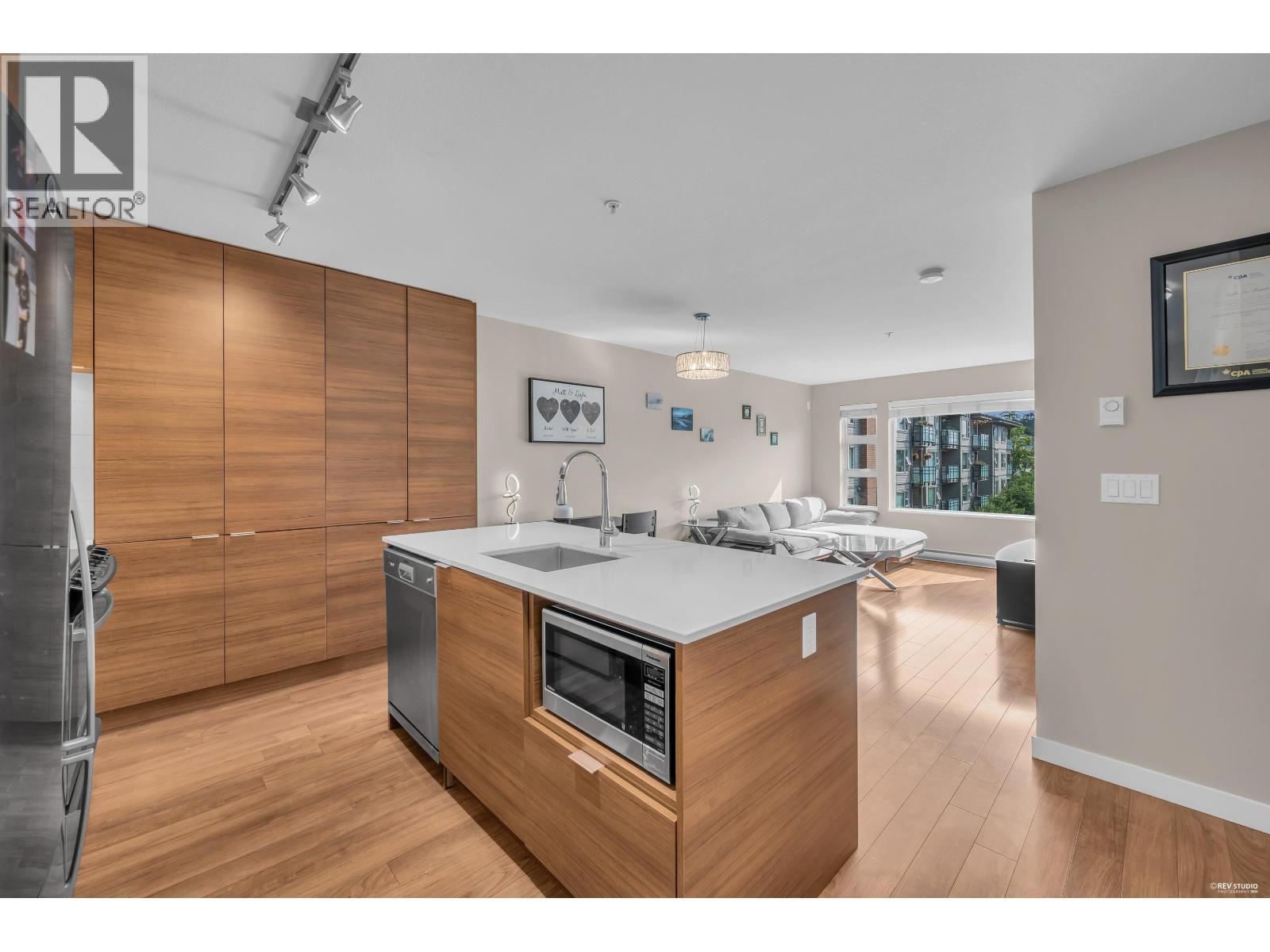 401 1677 Lloyd Avenue, North Vancouver