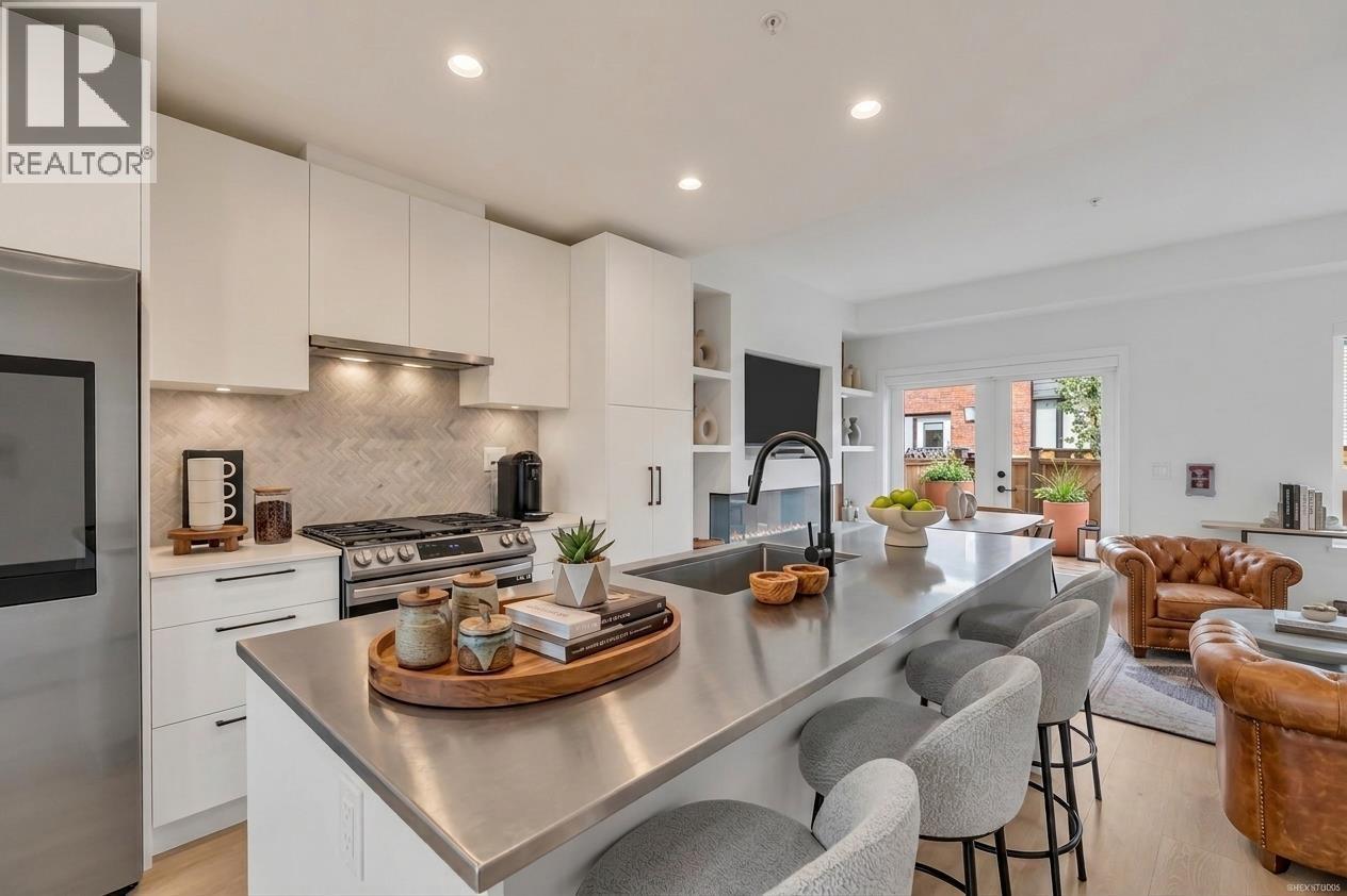 137 535 E 2ND Street, North Vancouver