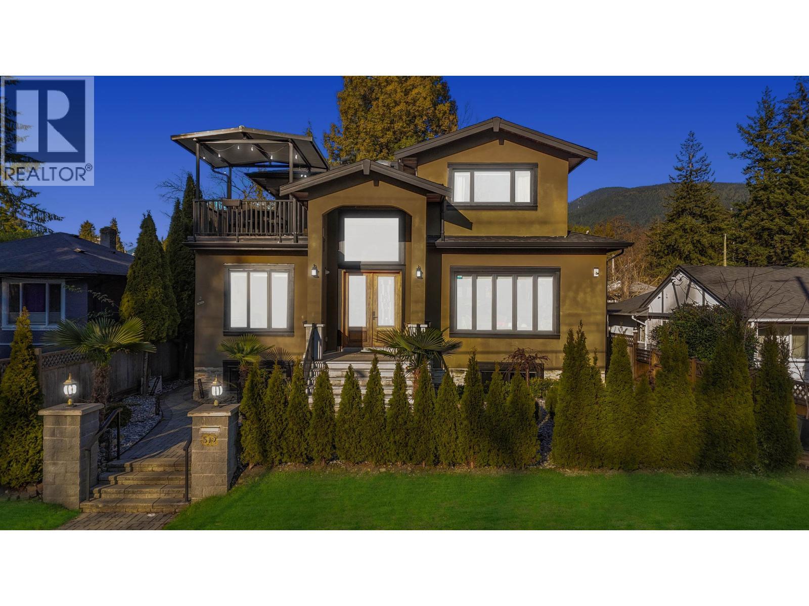 512 W 23RD Street, North Vancouver