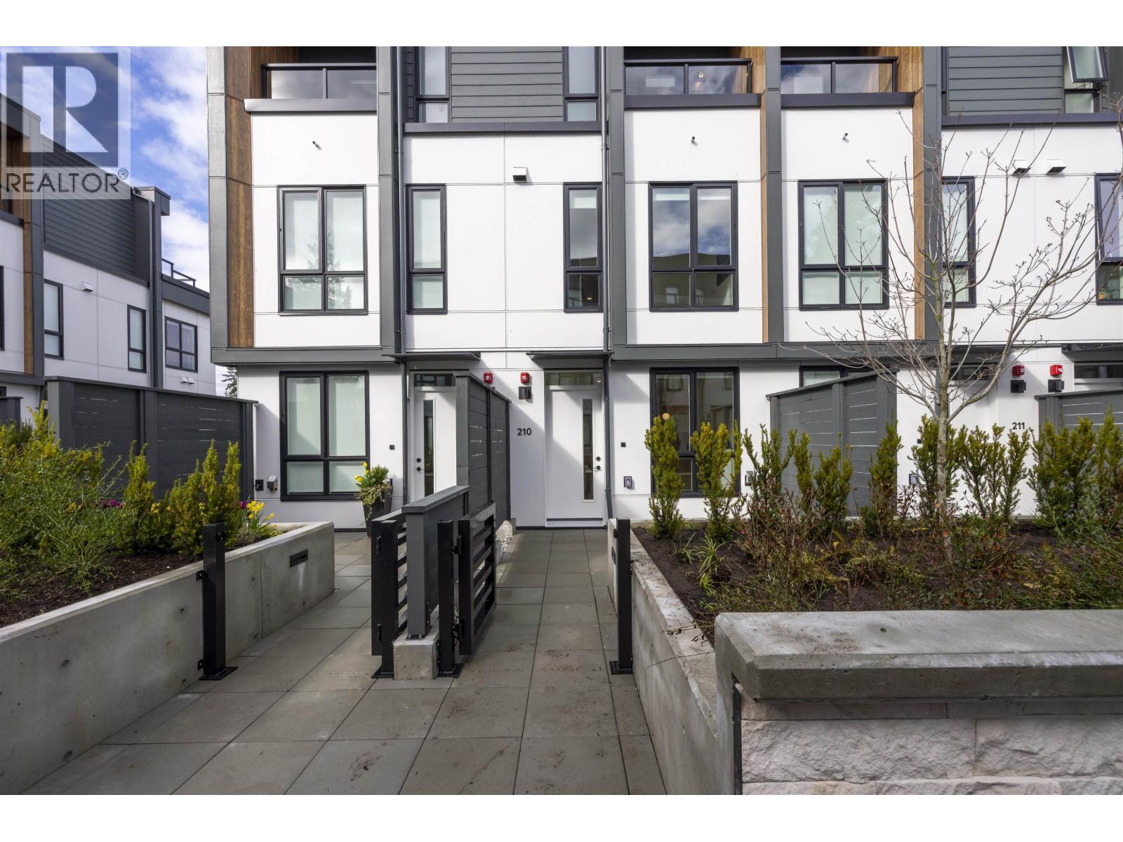 210 715 Ducklow Street, Coquitlam