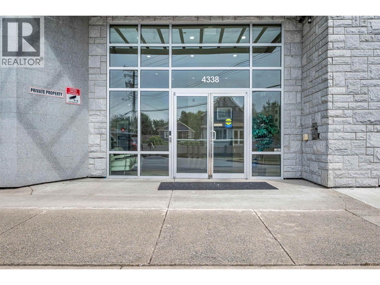 211 4338 Commercial Street, Vancouver