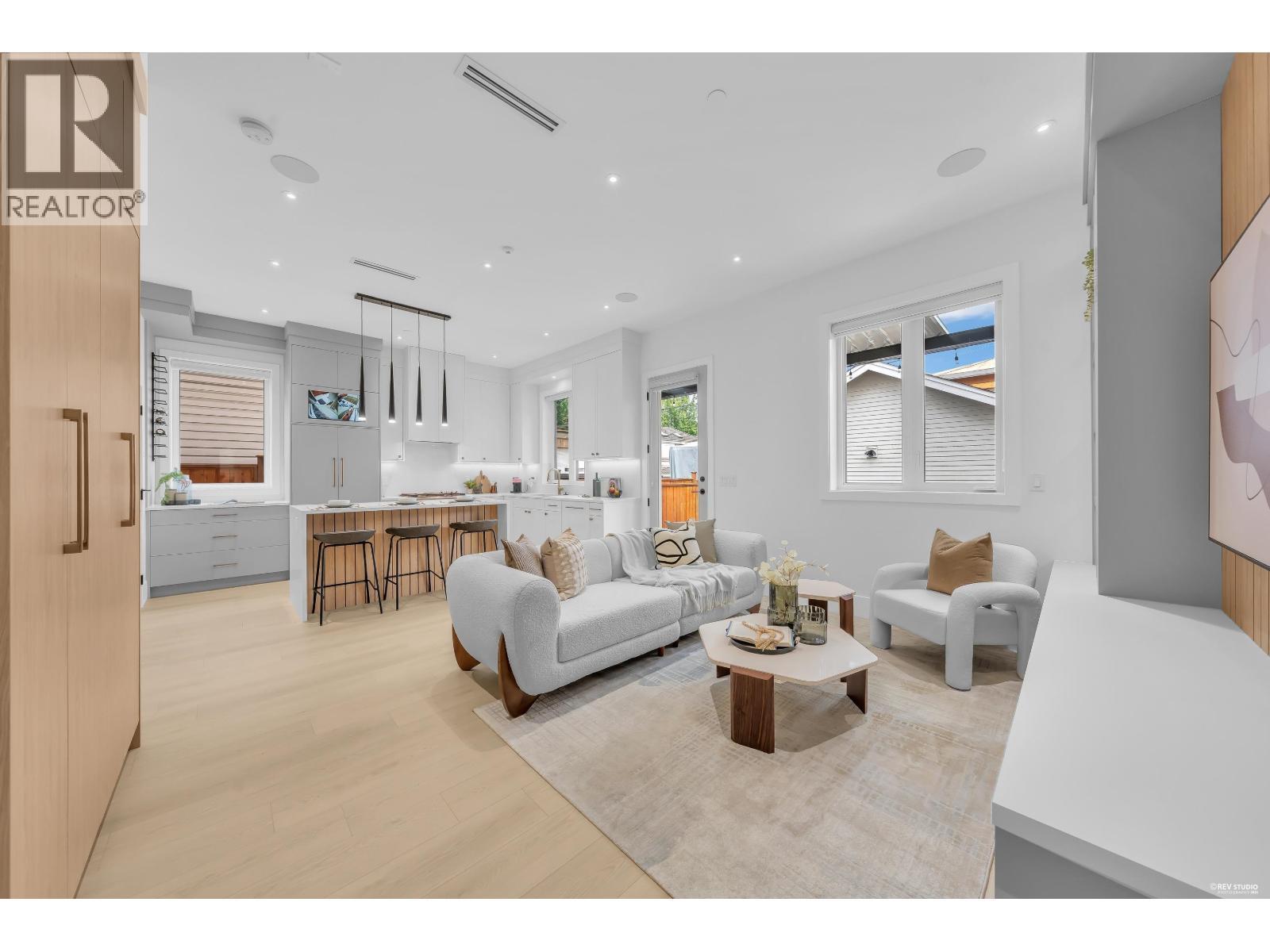 2 3627 E 45TH Avenue, Vancouver