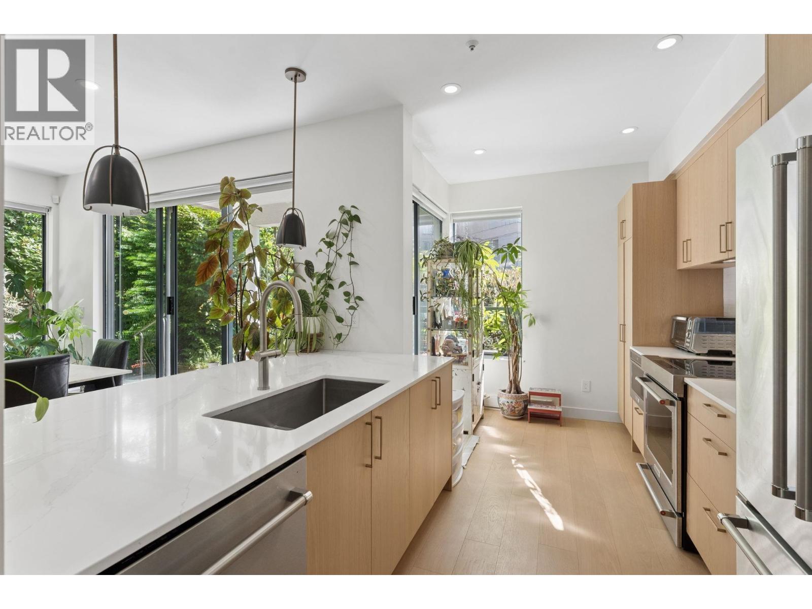 101 2242 Marine Drive, West Vancouver