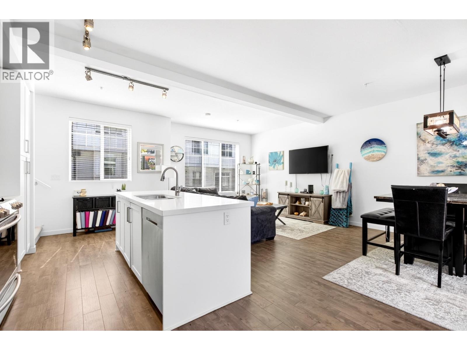 7 11272 240 Street, Maple Ridge