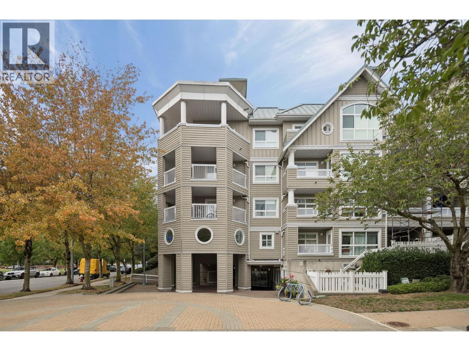 323 5900 Dover Crescent, Richmond