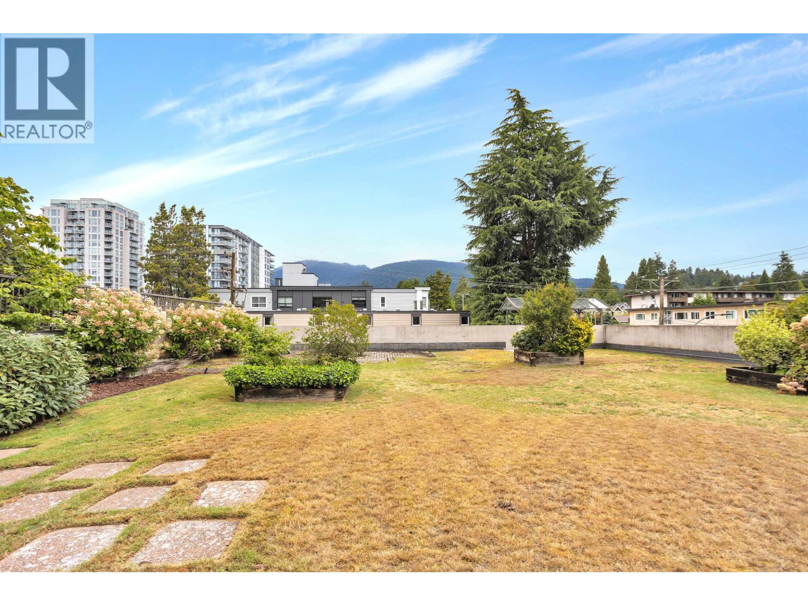 303 150 E 15TH Street, North Vancouver