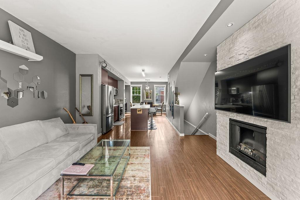 38 18983 72A Avenue, Surrey