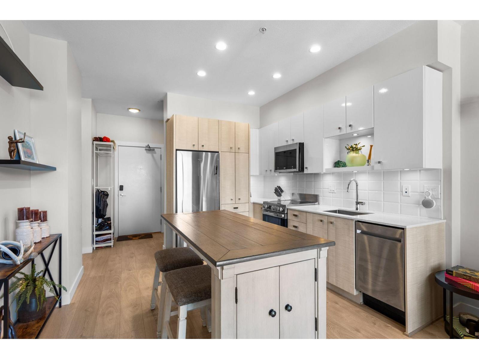 518 10838 Whalley Boulevard, Surrey
