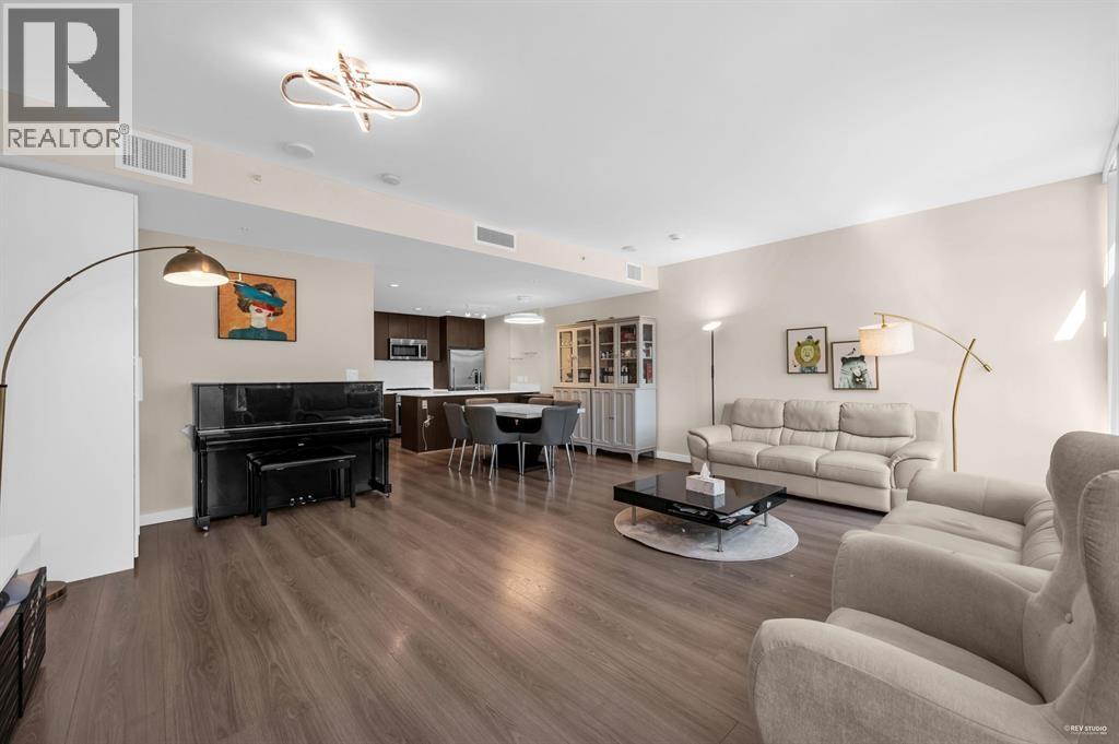 TH16 8677 Capstan Way, Richmond