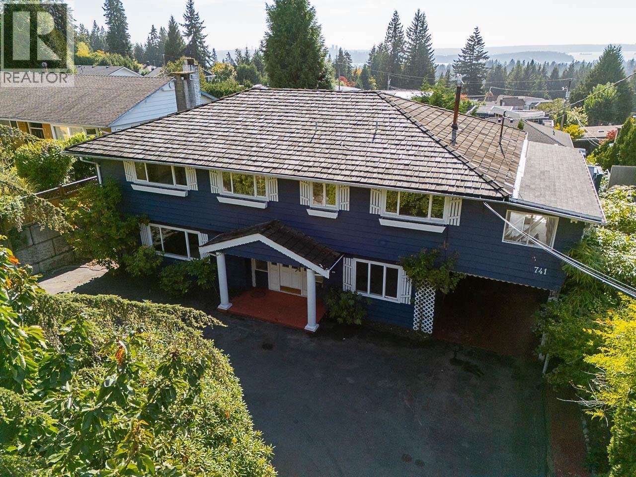 741 Montroyal Boulevard, North Vancouver