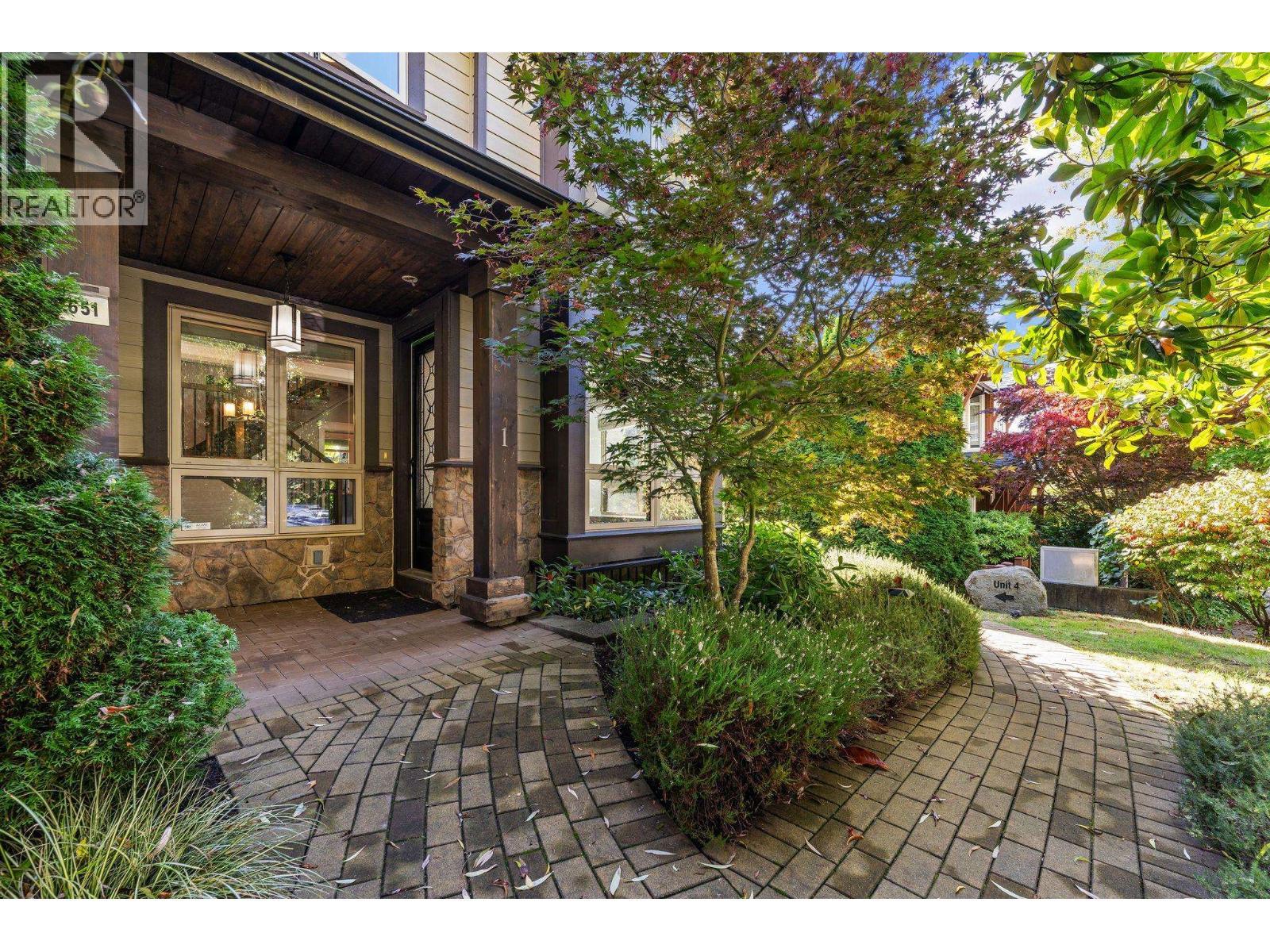1 651 W 14TH Street, North Vancouver