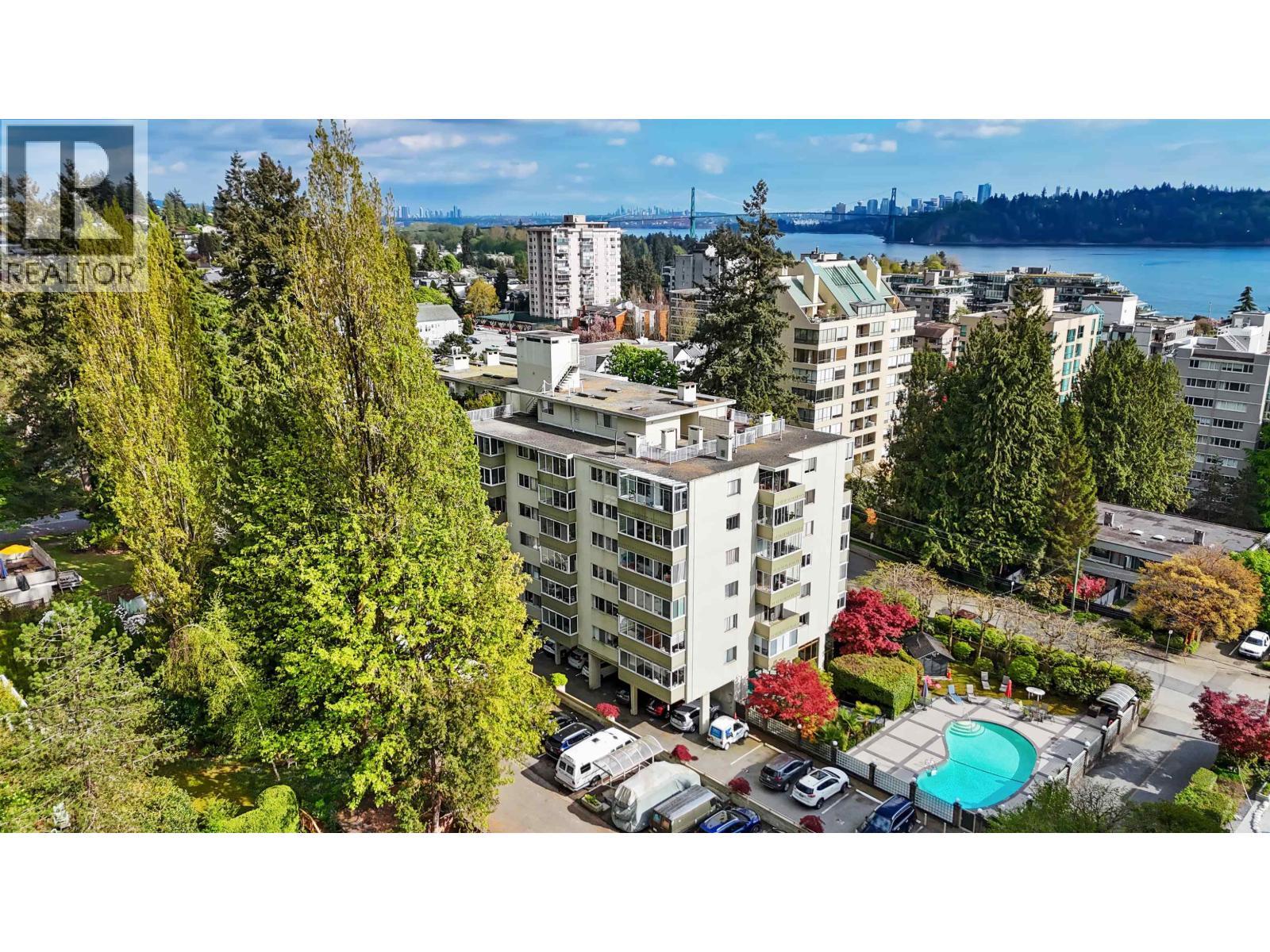 212 1425 Esquimalt Avenue, West Vancouver