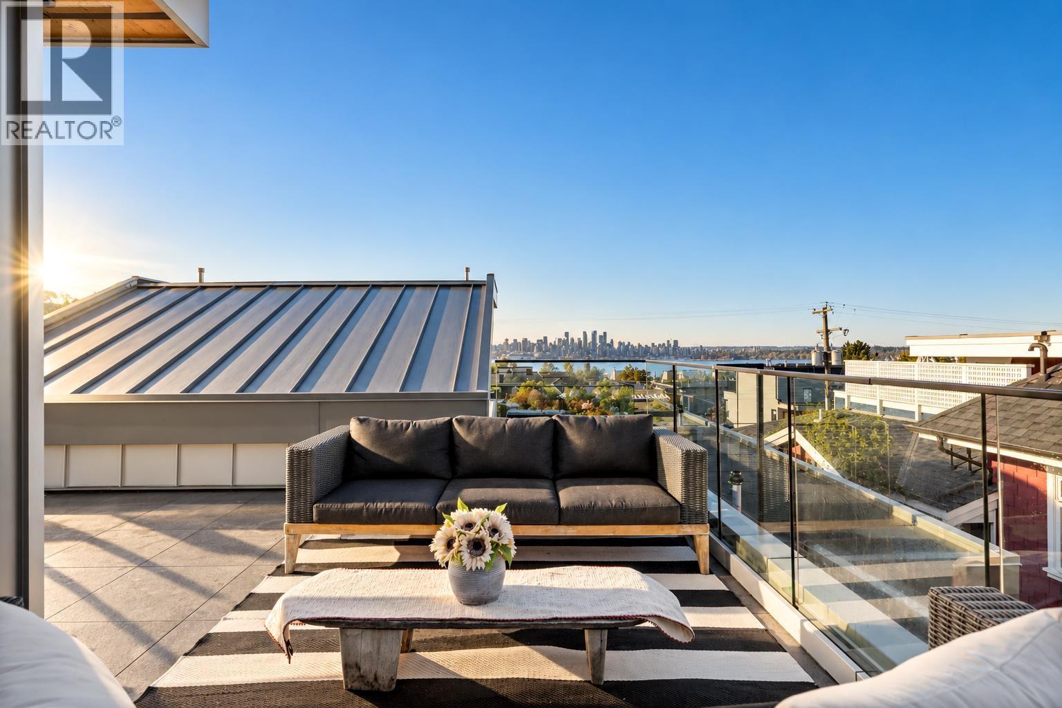 2 233 W 5TH Street, North Vancouver