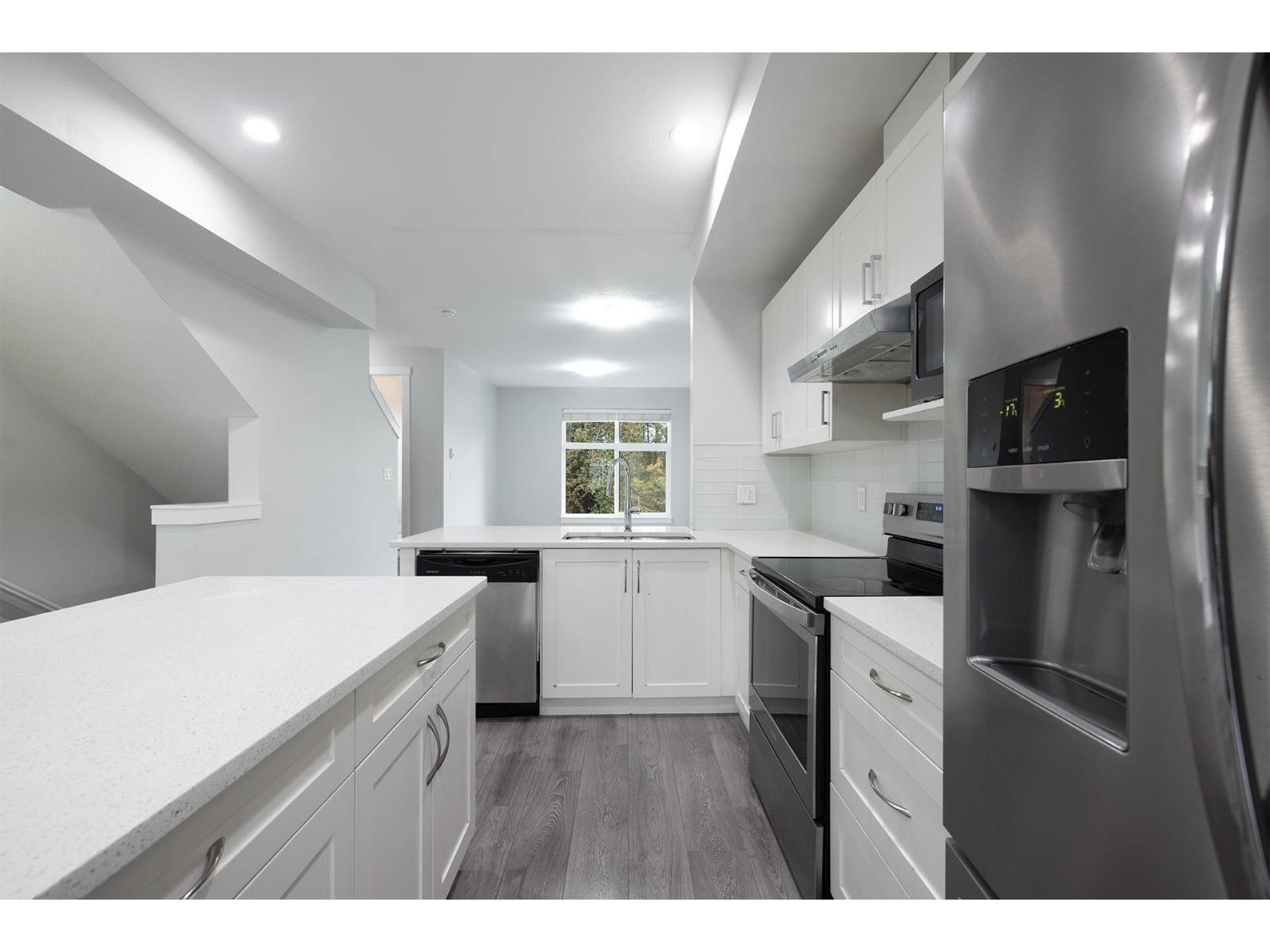 27 14660 105A Avenue, Surrey