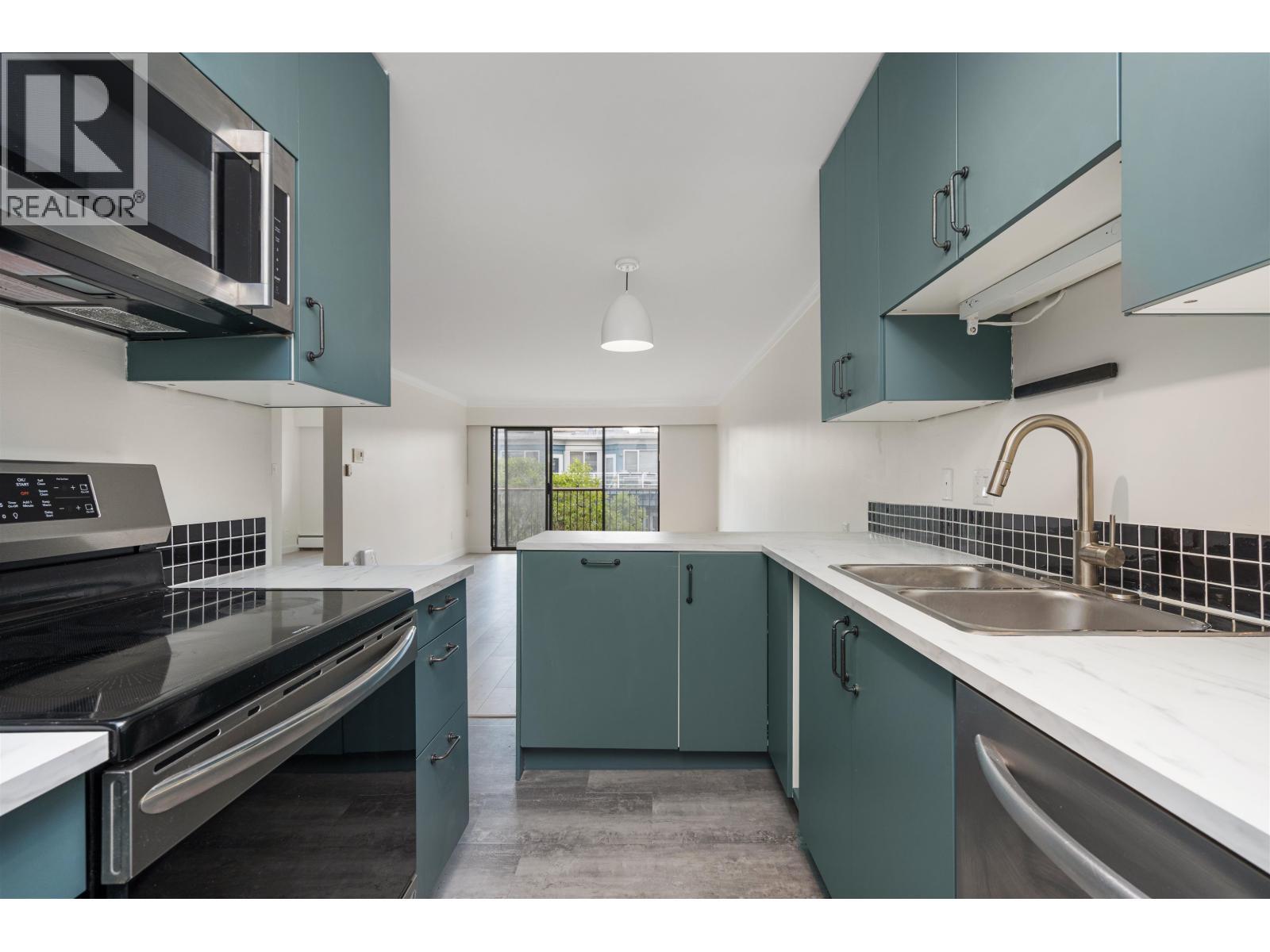 204 127 E 4TH Street, North Vancouver