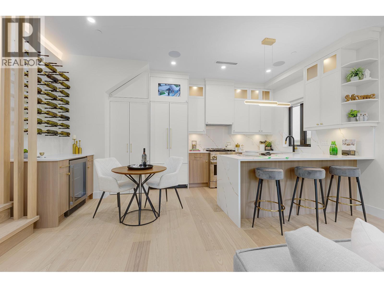 1 182 Ontario Place, Vancouver