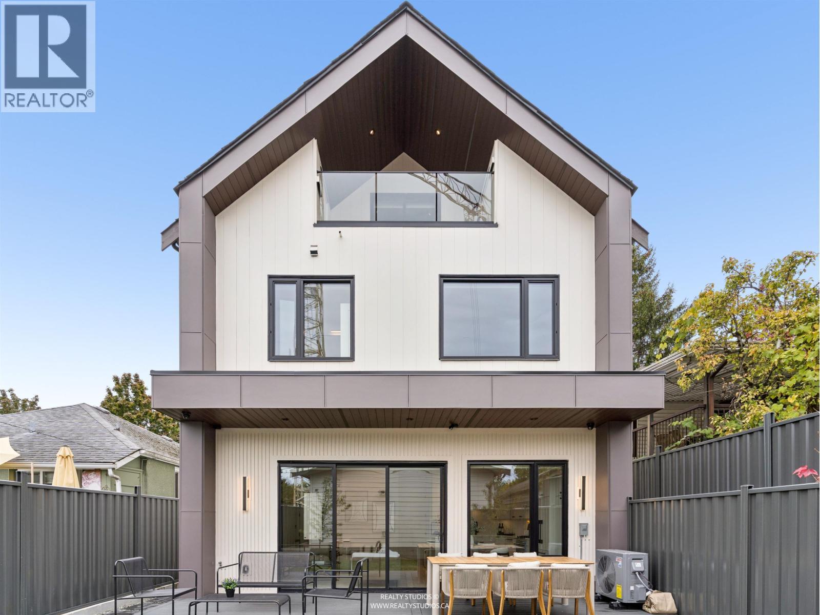 2 1986 E 8TH Avenue, Vancouver