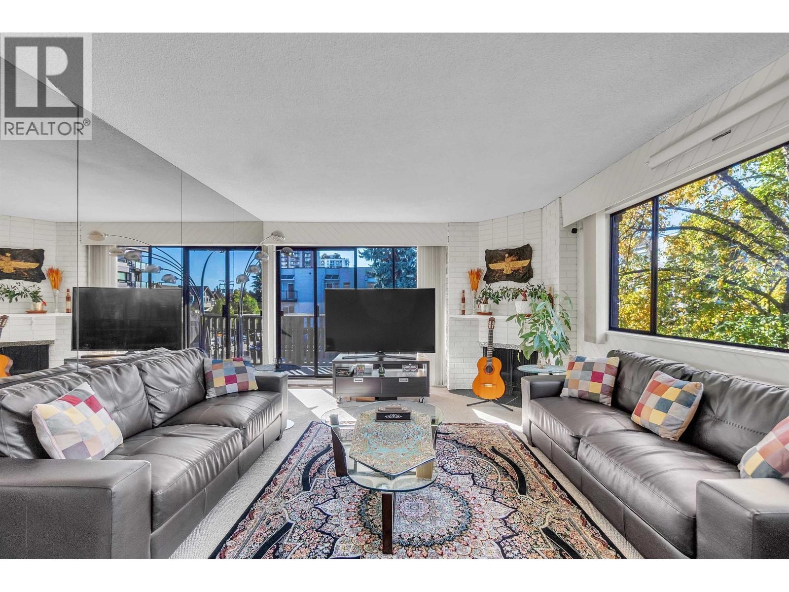 205 1610 Chesterfield Avenue, North Vancouver