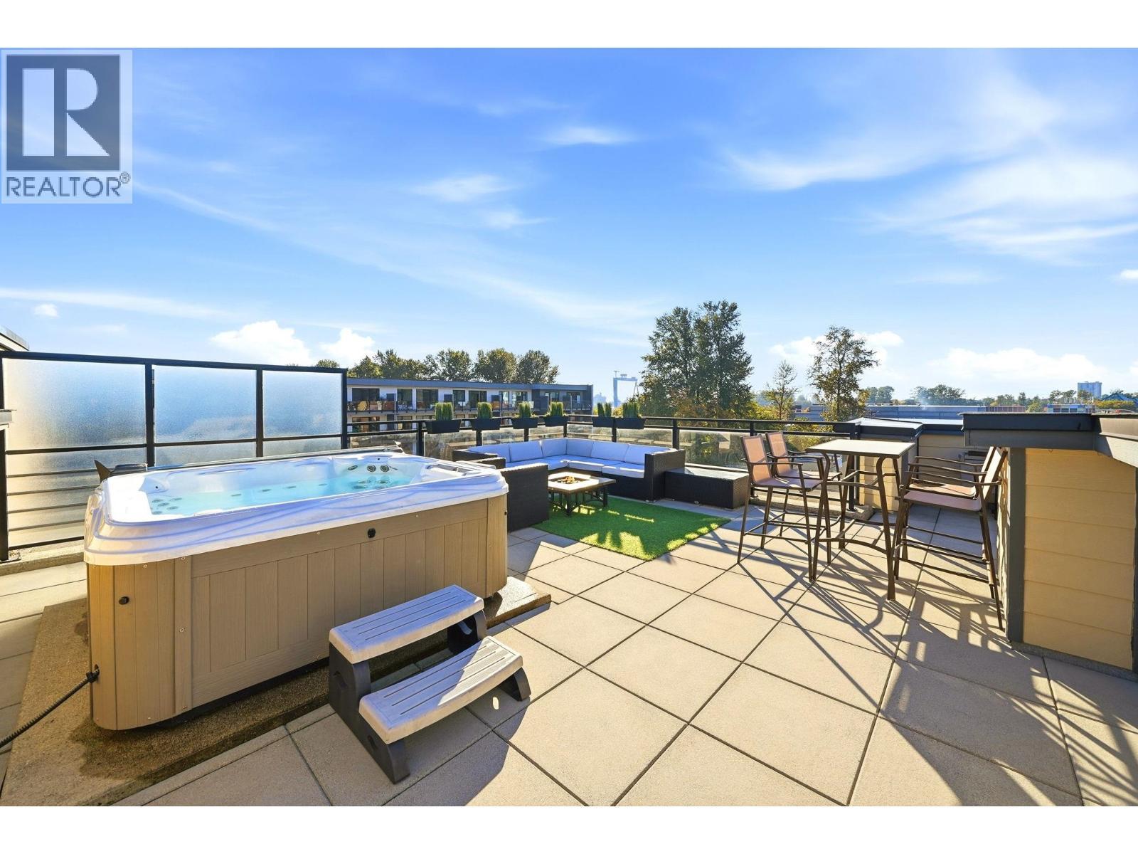 409 733 W 14TH Street, North Vancouver