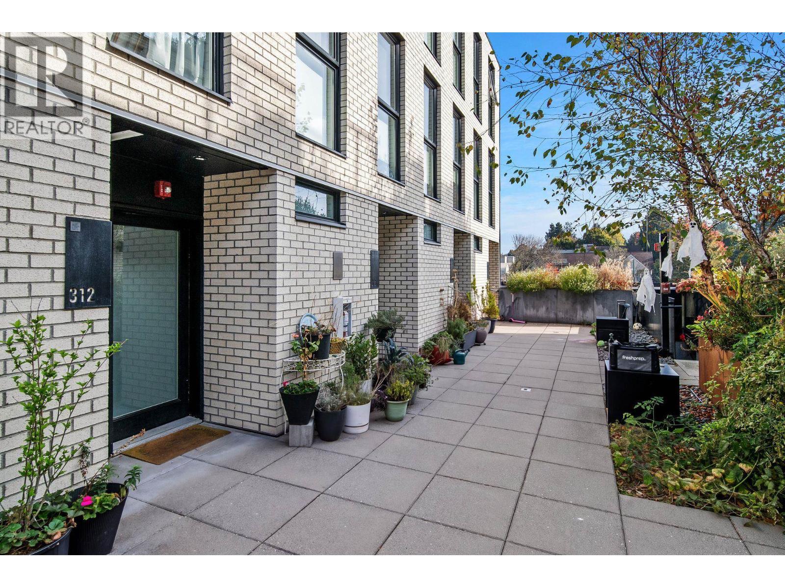 312 1647 E Pender Street, Vancouver
