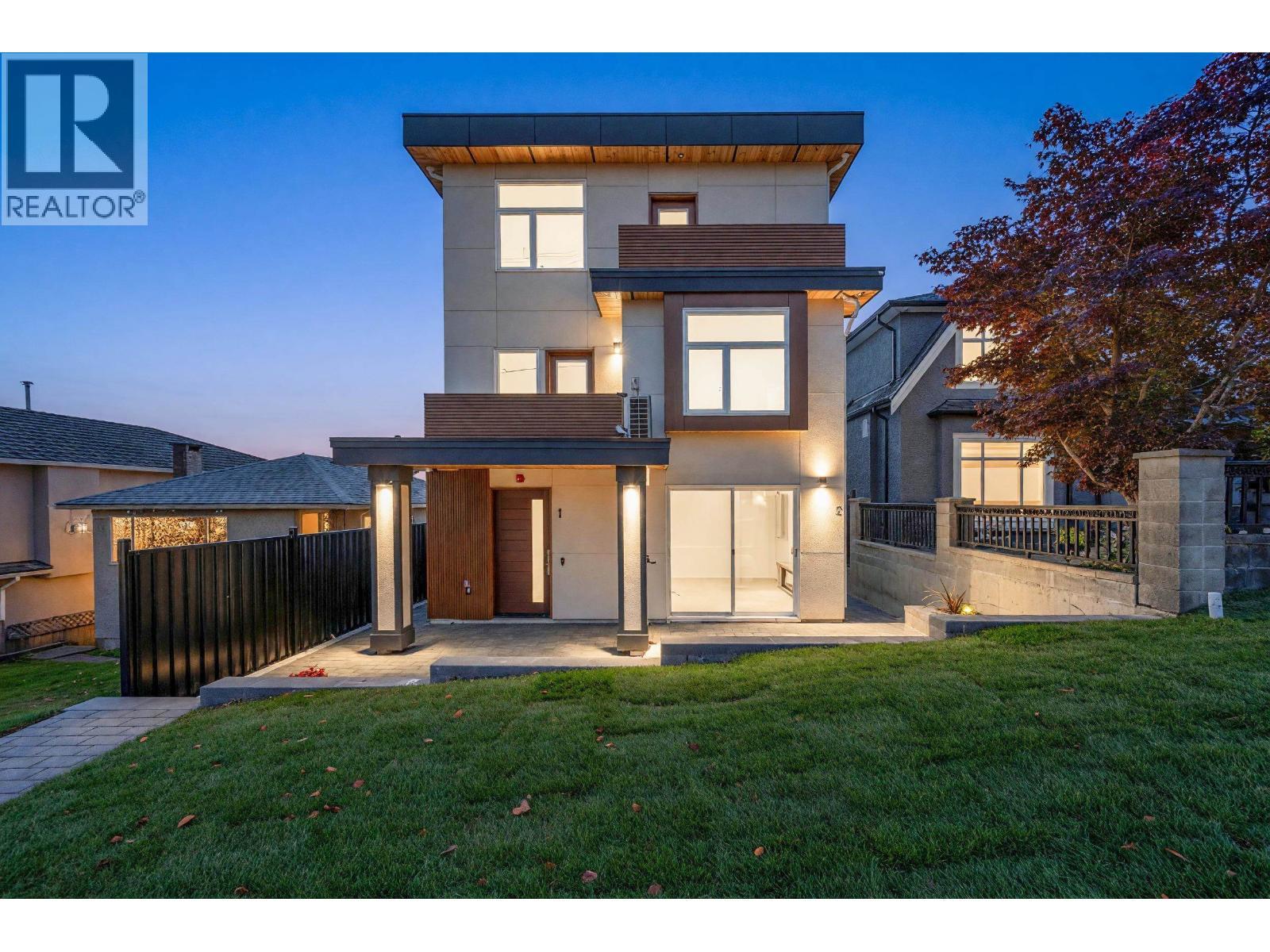 1 3034 E 5TH Avenue, Vancouver