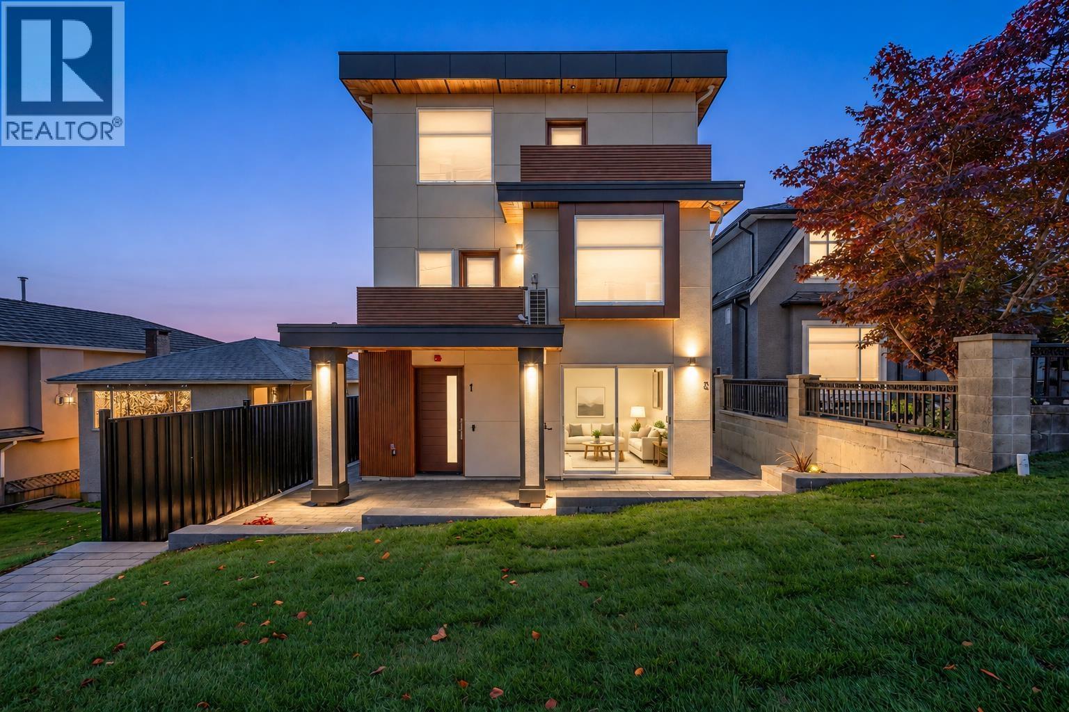 2 3034 E 5TH Avenue, Vancouver