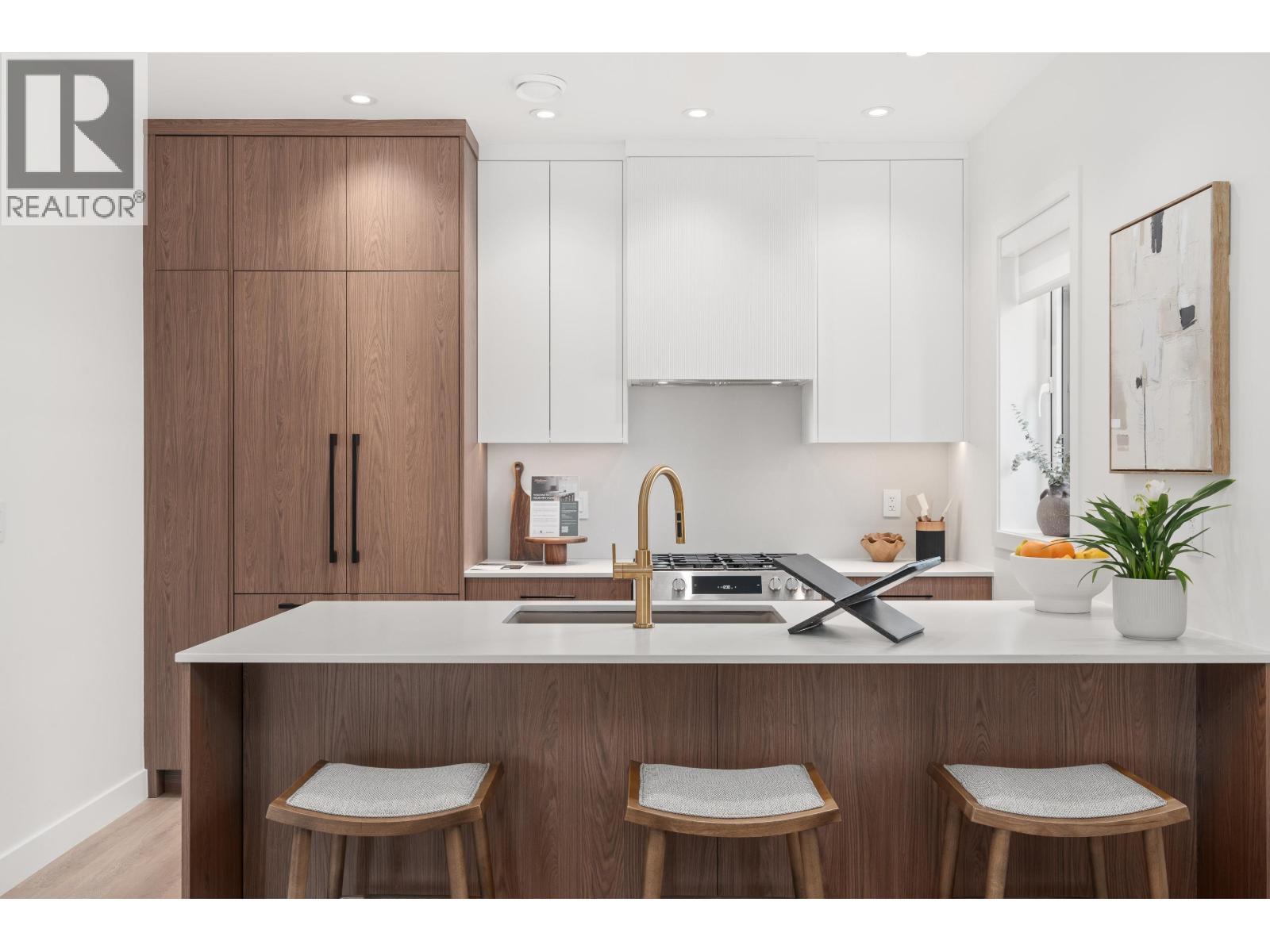 4 2240 E 40TH Avenue, Vancouver