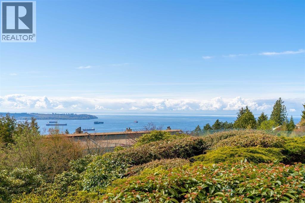 14 2246 Folkestone Way, West Vancouver