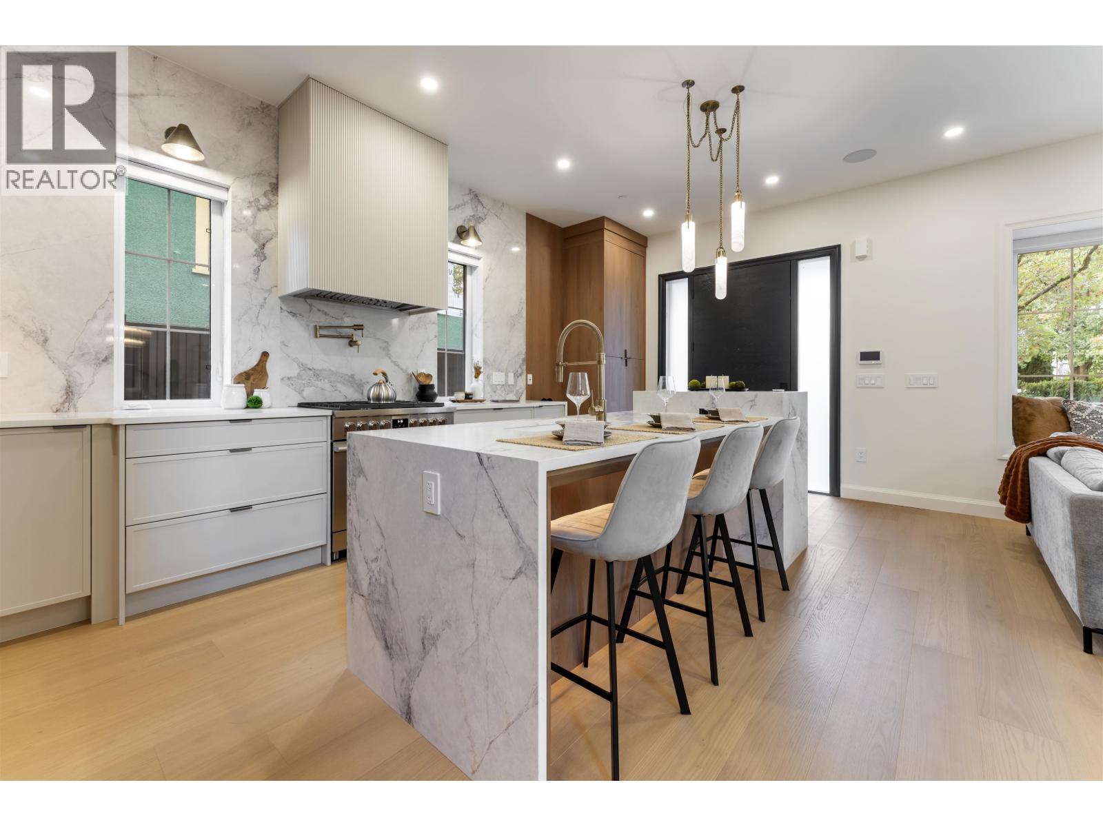 1 2256 E Pender Street, Vancouver