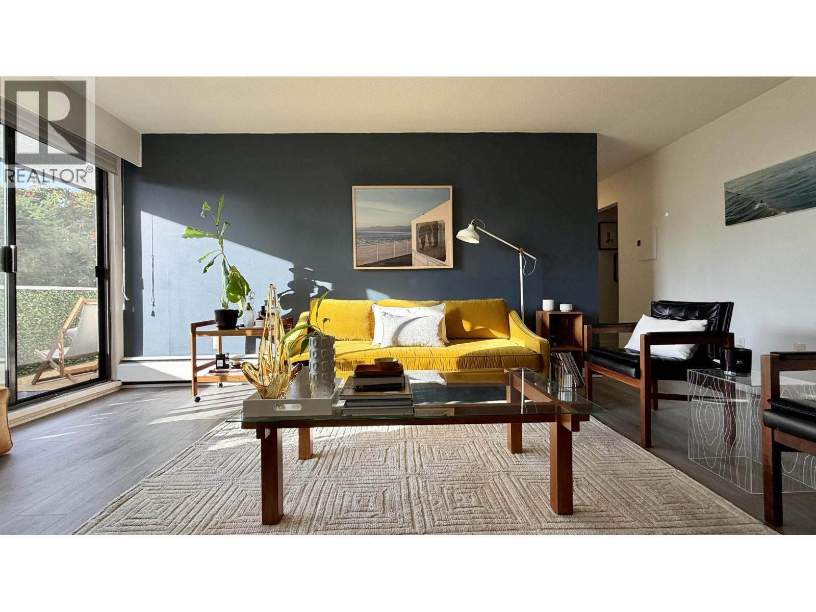 204 1610 Chesterfield Avenue, North Vancouver