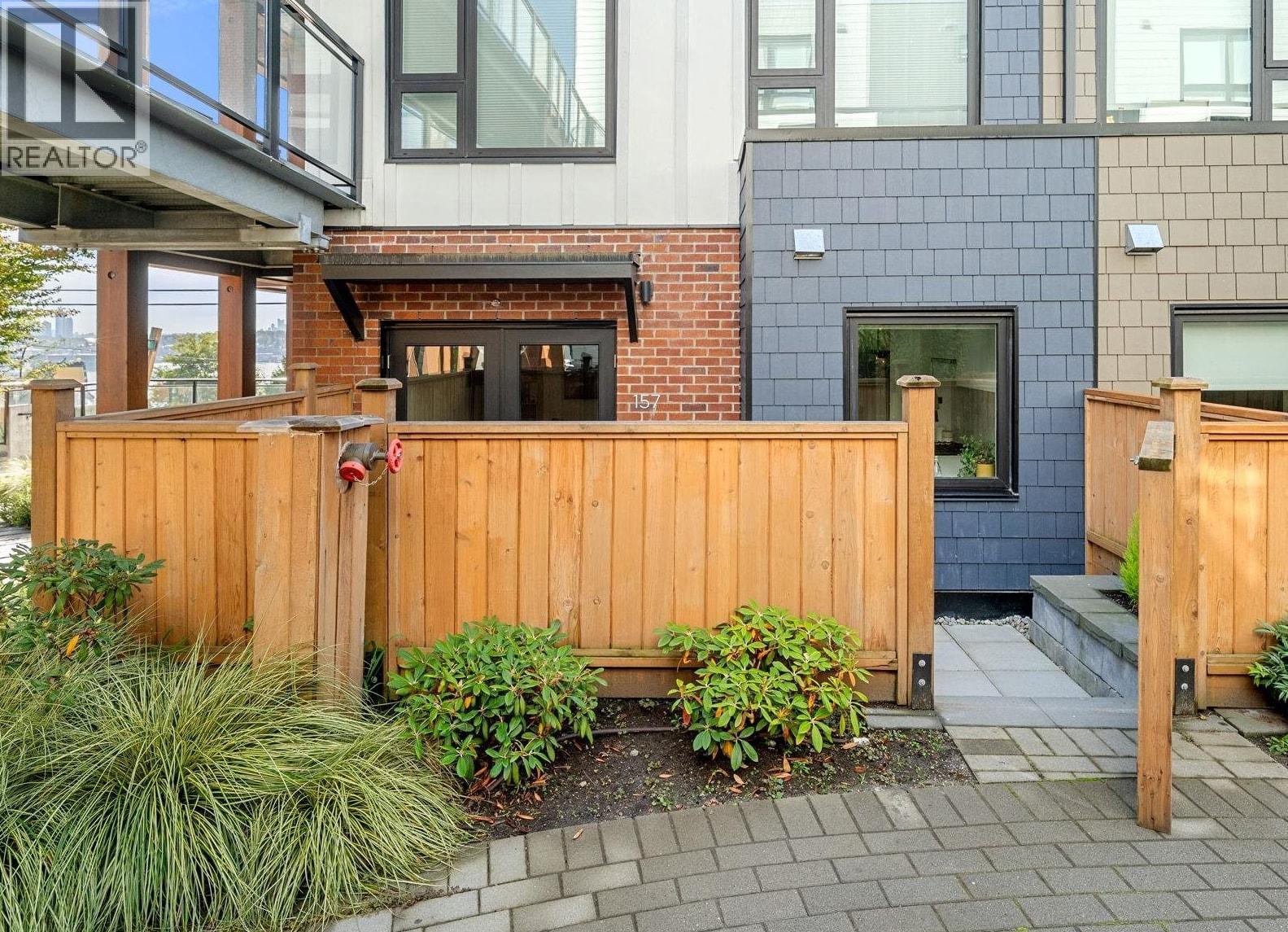 157 555 E 2ND Street, North Vancouver