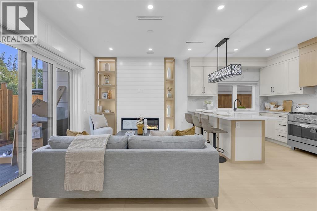 2 2888 E 6TH Avenue, Vancouver