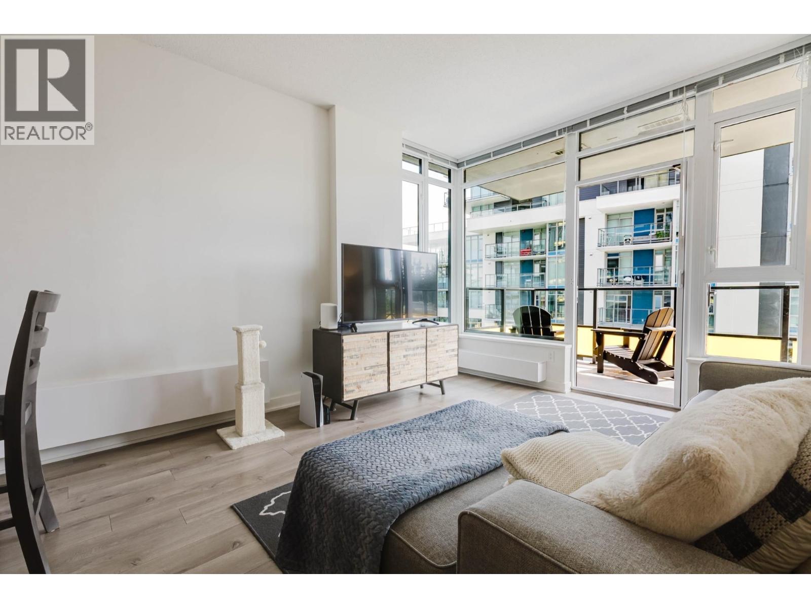 909 8850 University Crescent, Burnaby