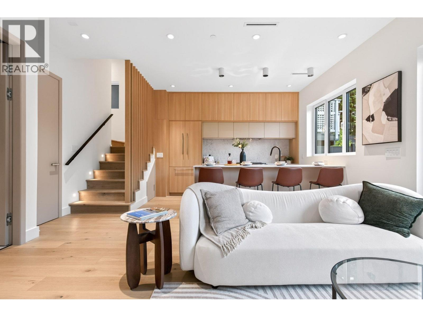 2 3315 W 10TH Avenue, Vancouver
