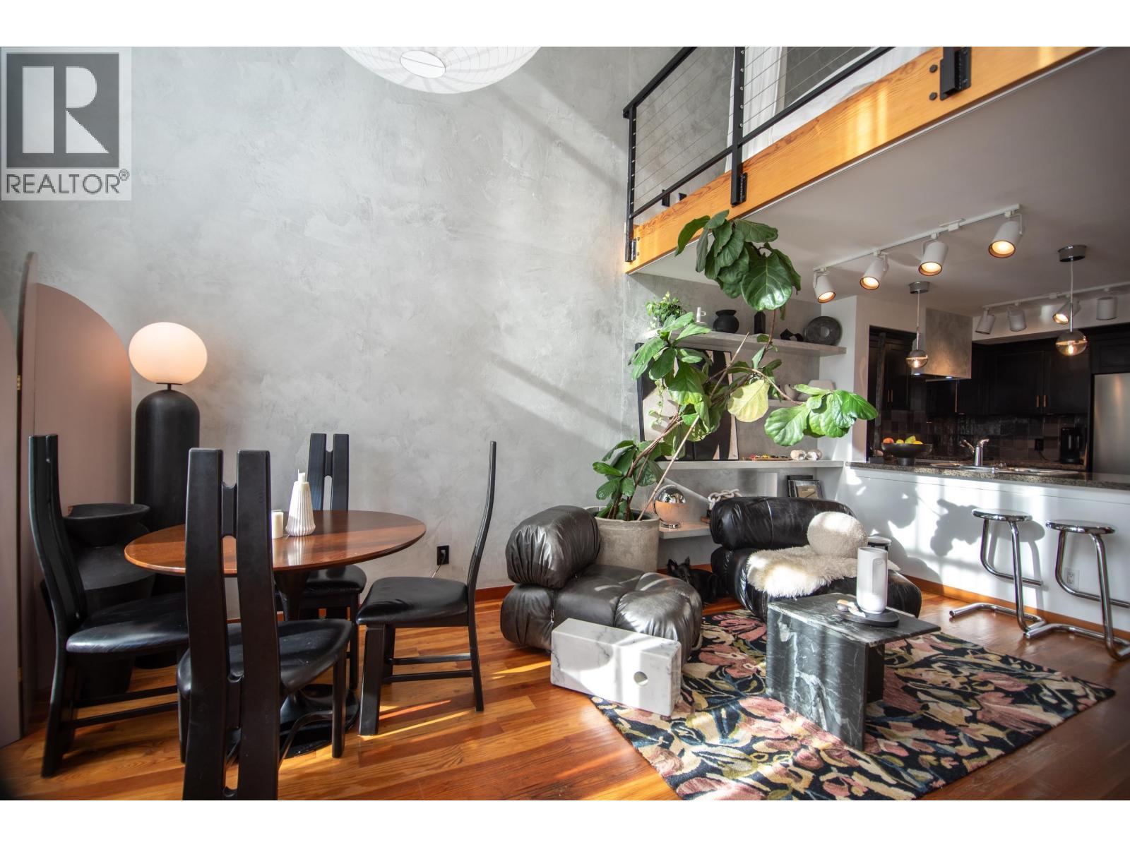 211 10 Renaissance Square, New Westminster