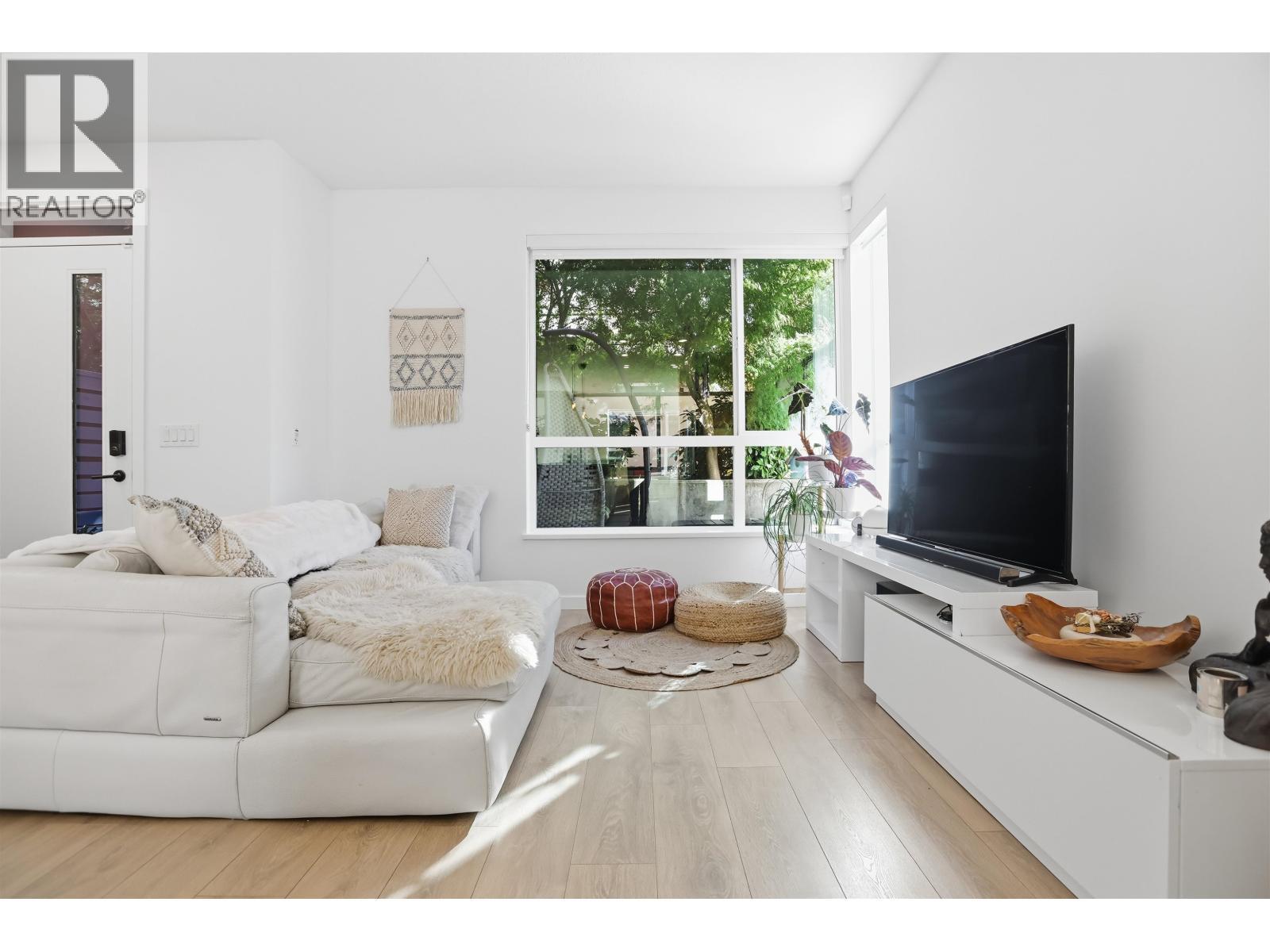 24 533 E 3RD Street, North Vancouver
