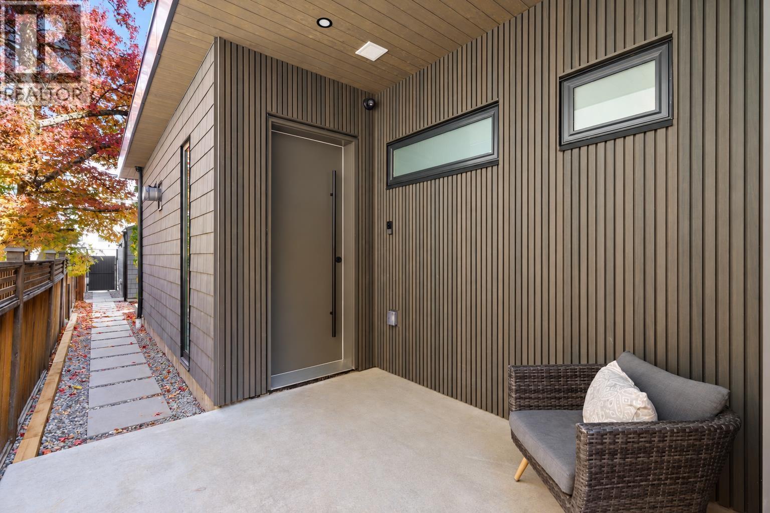 2 3657 W 11TH Avenue, Vancouver