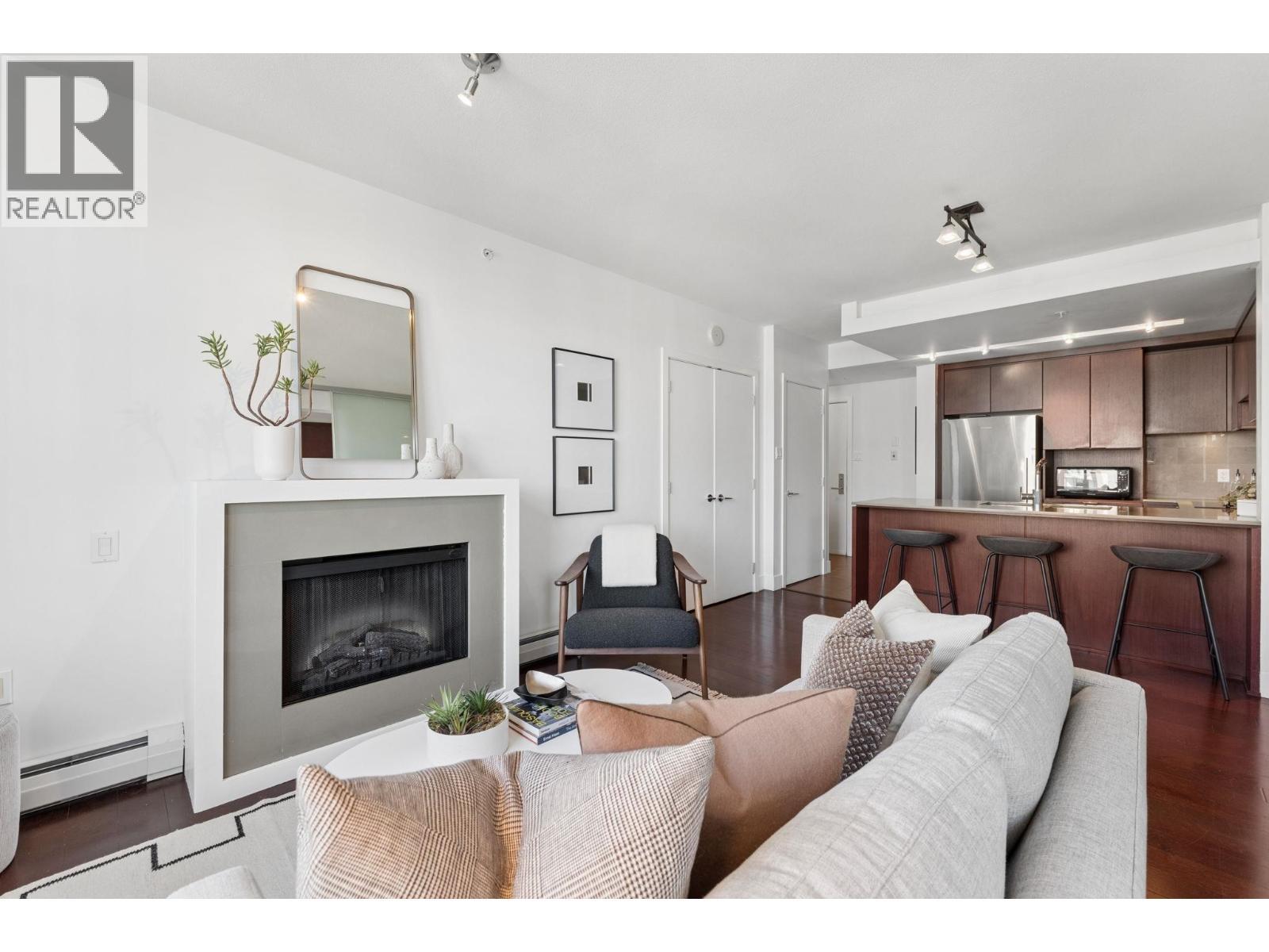 1101 158 W 13TH Street, North Vancouver