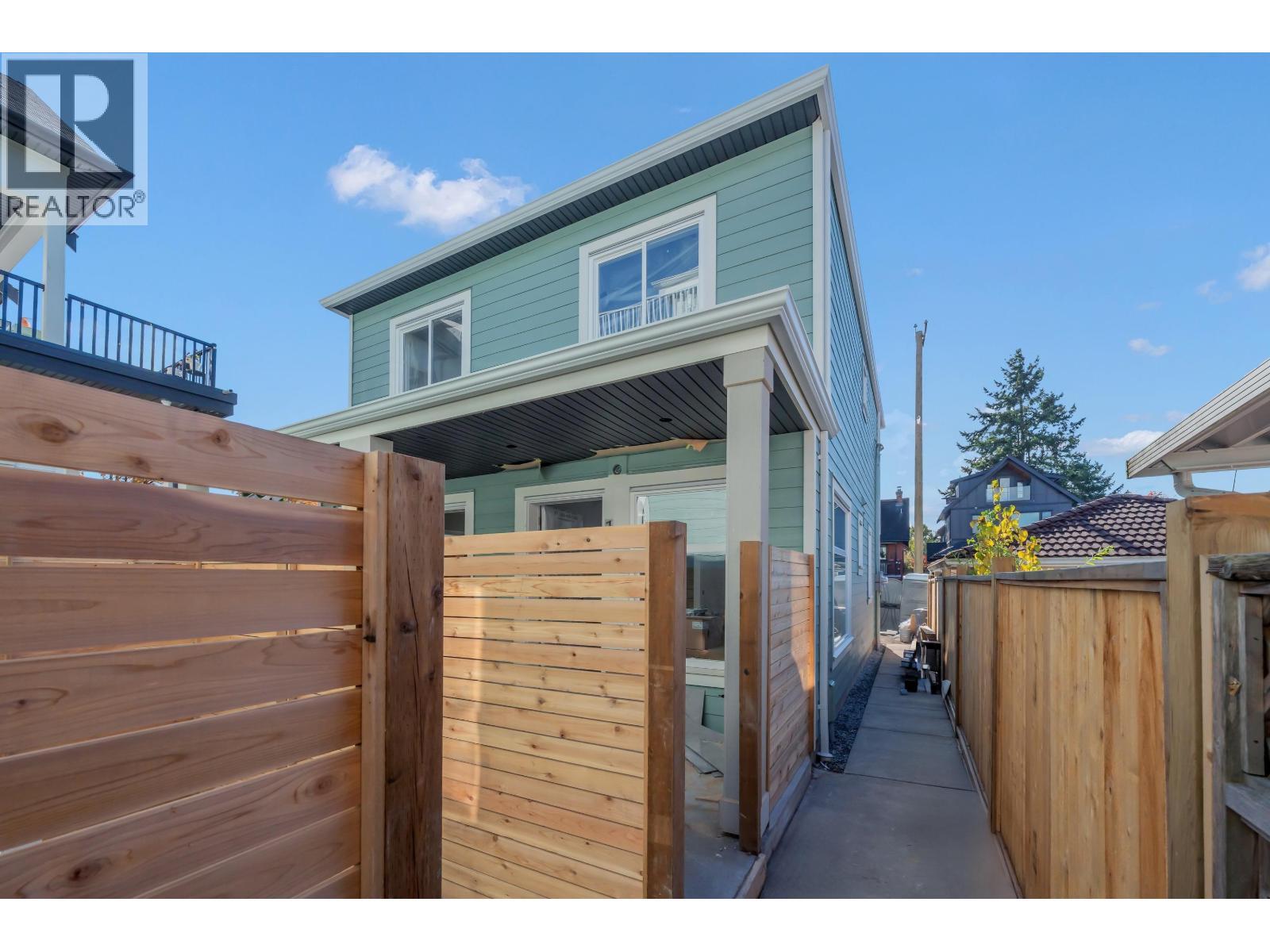 1 2552 Dundas Street, Vancouver