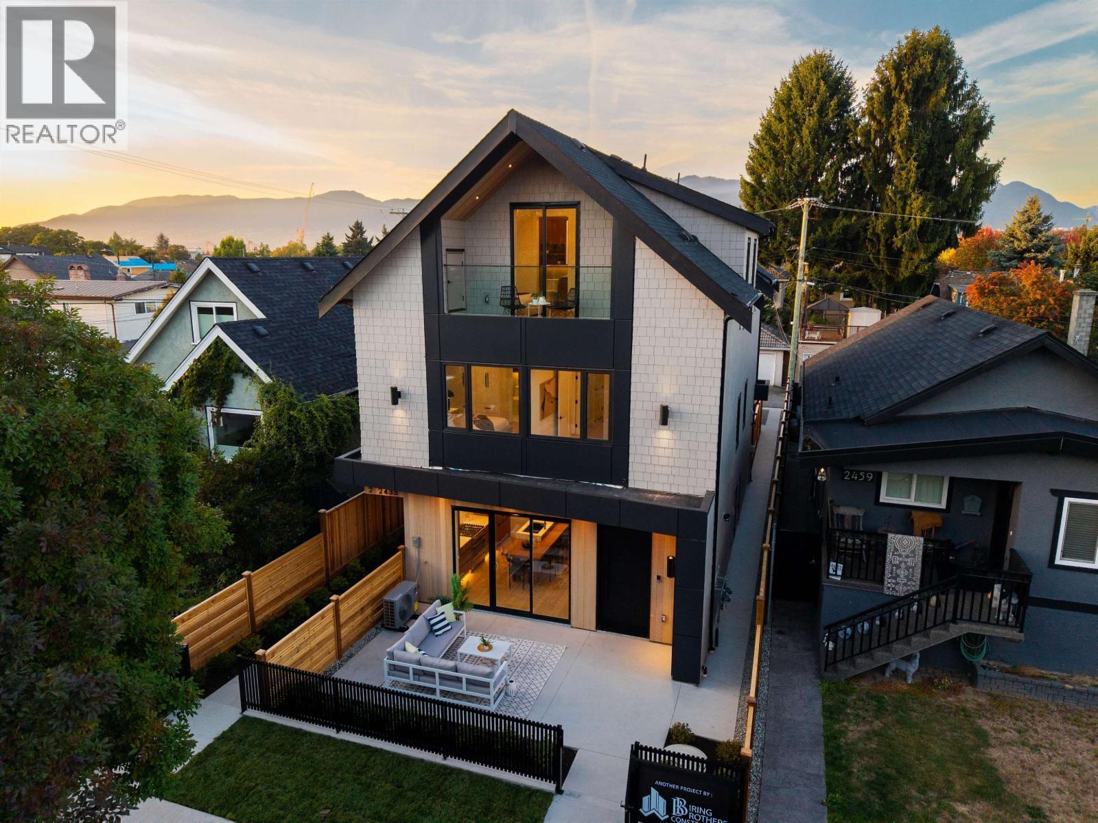 1 2435 Napier Street, Vancouver