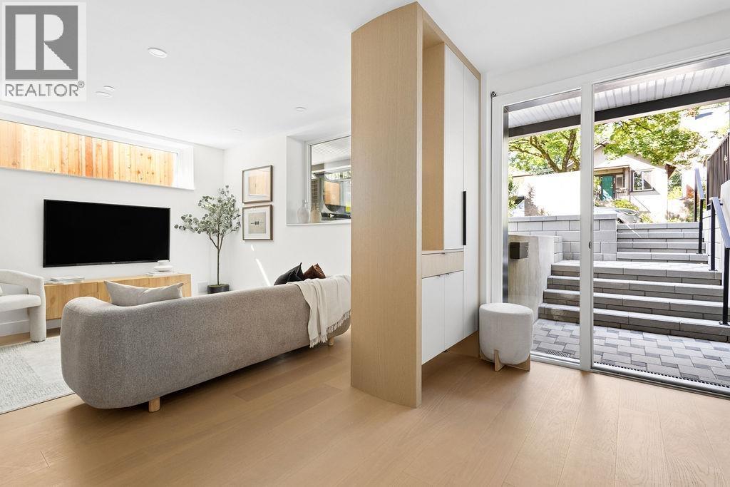 2 2124 E 8 Avenue, Vancouver