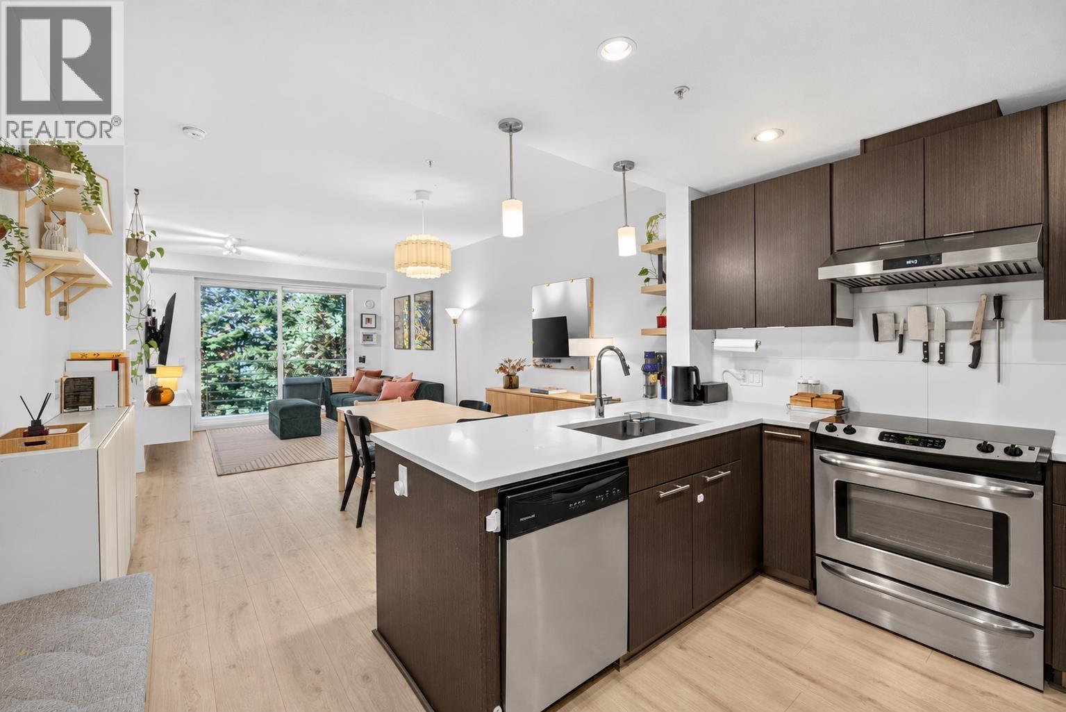 402 733 W 3RD Street, North Vancouver